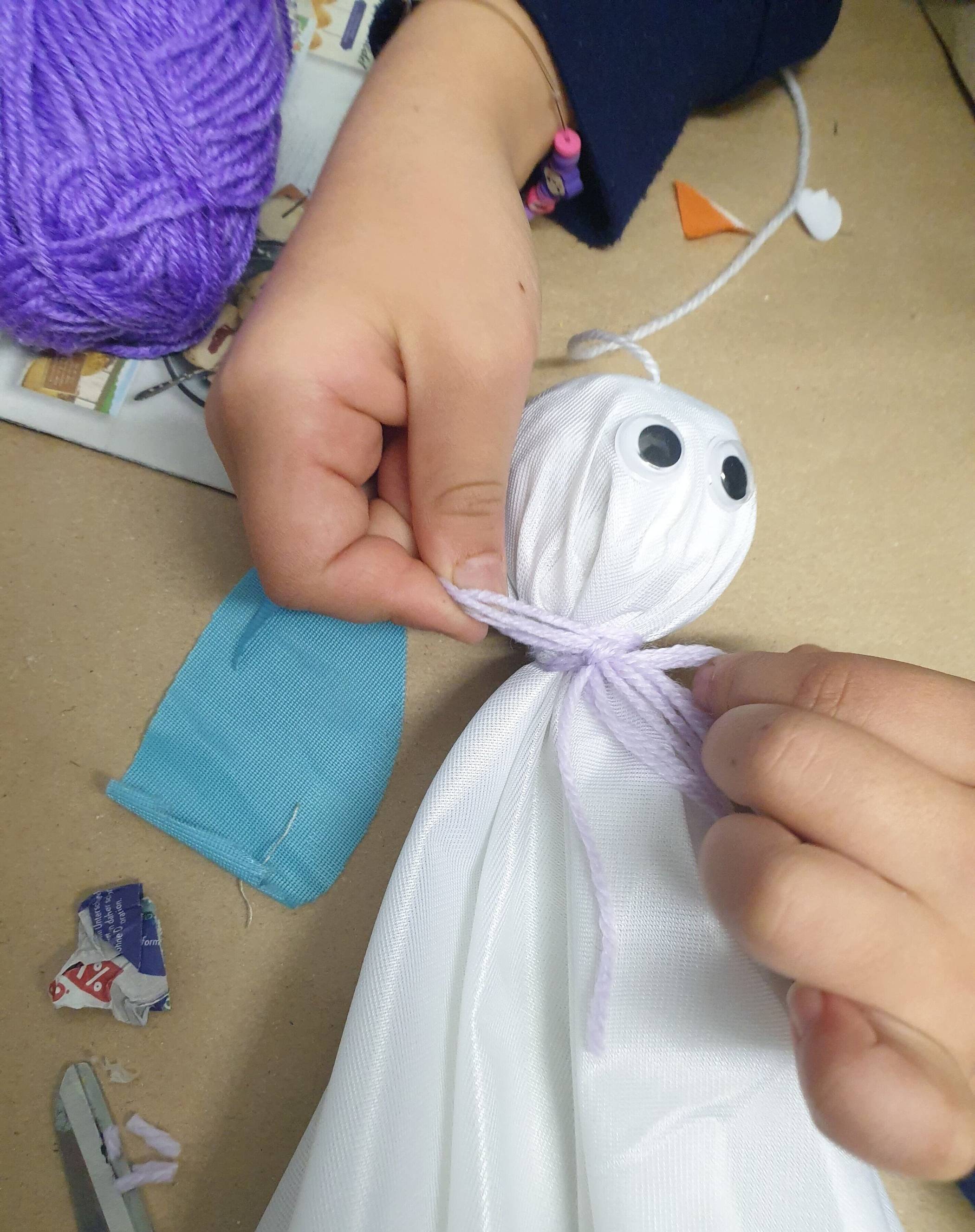 Beim gemeinsamen Basteln, Kochen, Spielen und Lernen wird von den Projekthelden sowie den Kindern und Jugendlichen des Jugendzentrums „InKult“ Halloween nicht nur kreativ, sondern auch pädagogisch beleuchtet.    