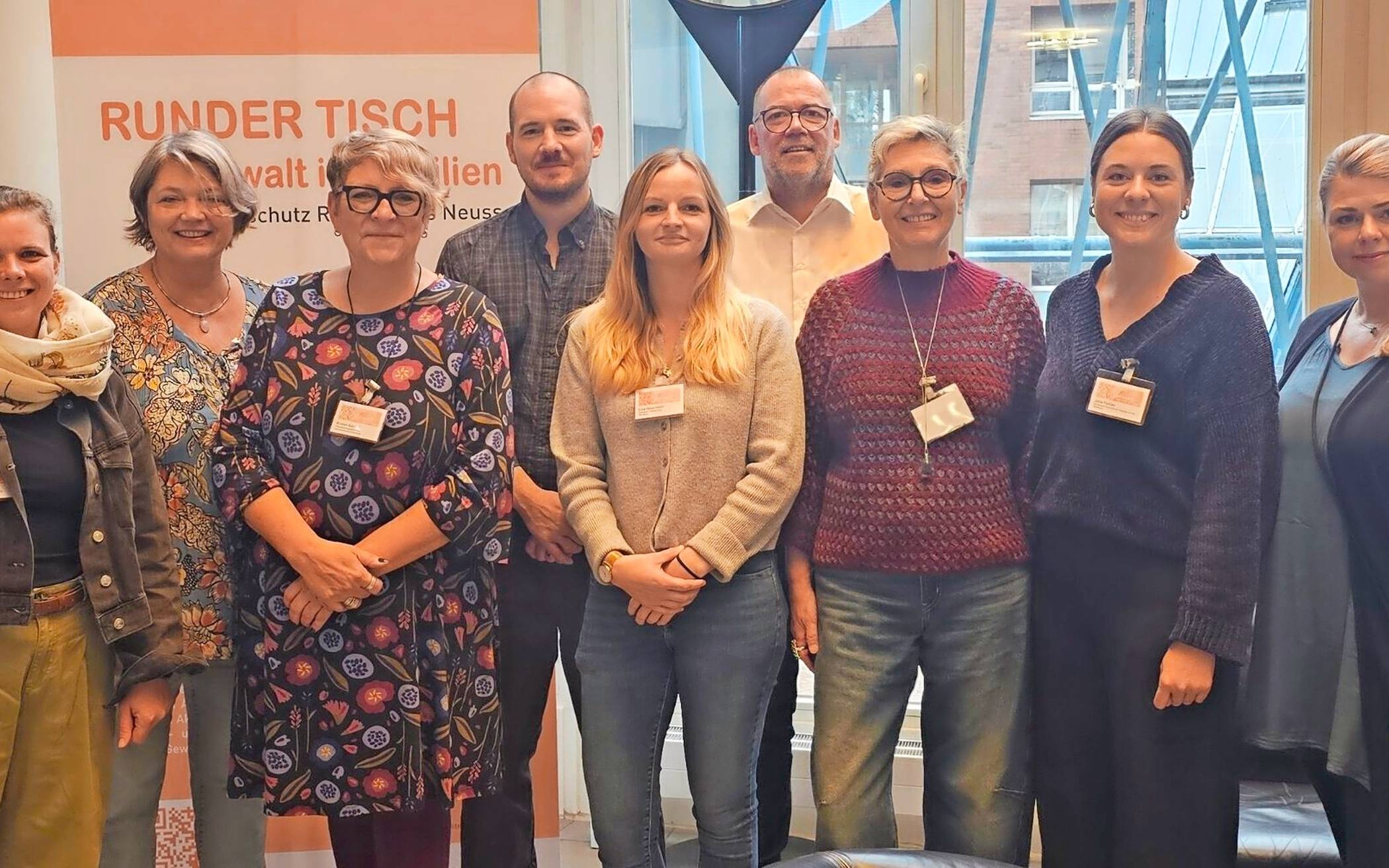  Mitglieder des Runden Tisches im Ratssaal des Neusser Rathauses. 