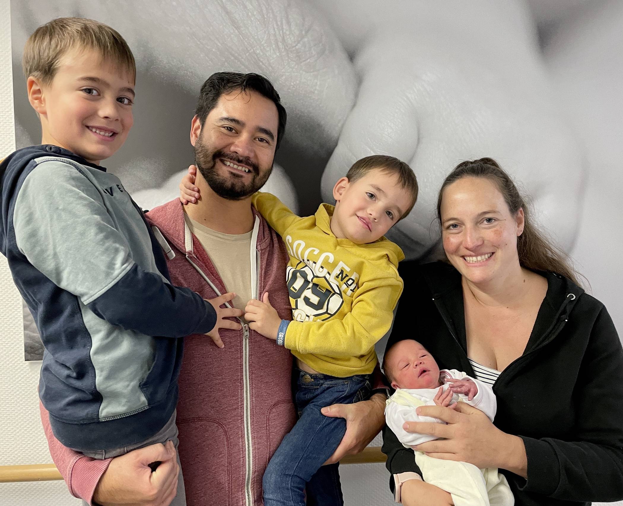  Katharina und Carlos Fernández mit Alex Emiliano, Anton Santiago (6) und Noah Alejandro (4). 
