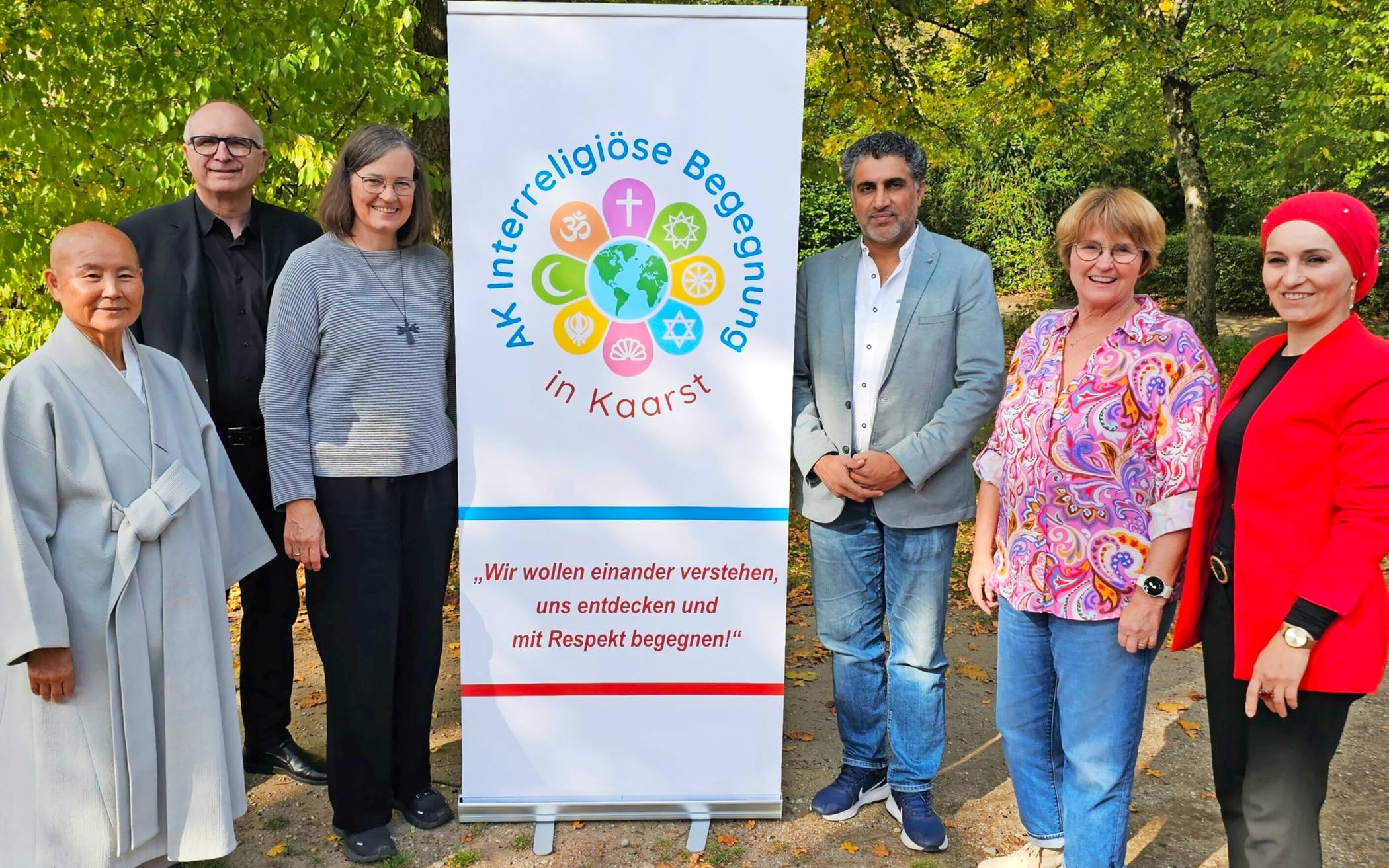  Das interreligiöse Friedensgebet wird von dem AK „Interreligiöse Begegnung in Kaarst“, bestehend aus Vertretern der lokalen Glaubensgemeinschaften, in Zusammenarbeit mit der Stadt Kaarst veranstaltet.  