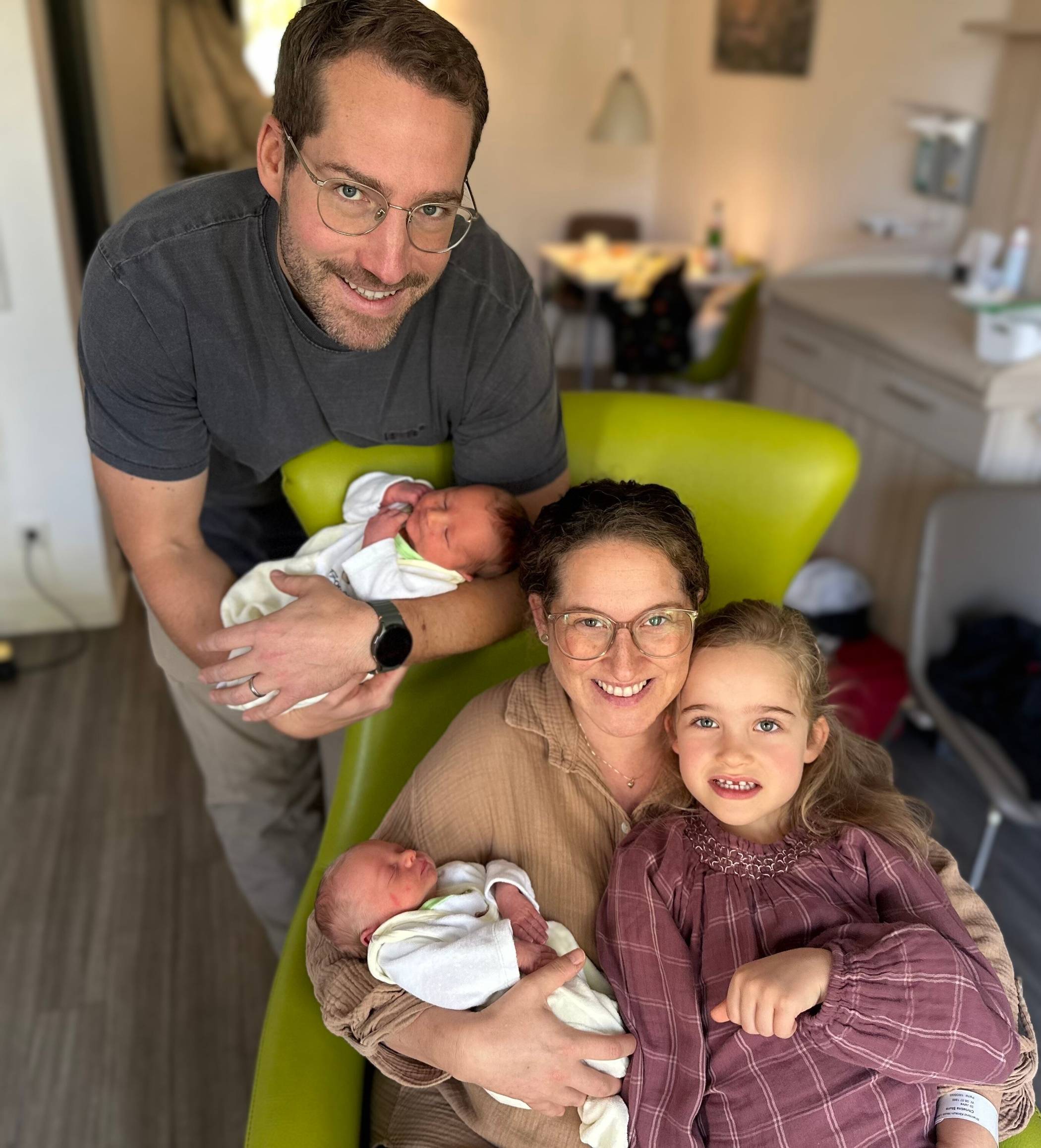  Christina und Marius Sturm mit Tochter Matilda sowie den Zwillingen Leo und Paul.   