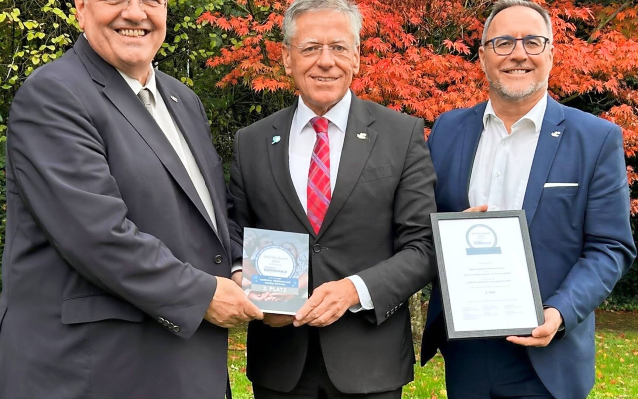 Von rechts: Kreisdezernent Harald Vieten, Landrat Hans-Jürgen Petrauschke und Michael Fielenbach, Leiter des Kataster- und Vermessungsamtes des Rhein-Kreises Neuss, freuen sich über den zweiten Platz beim Digital Award.  