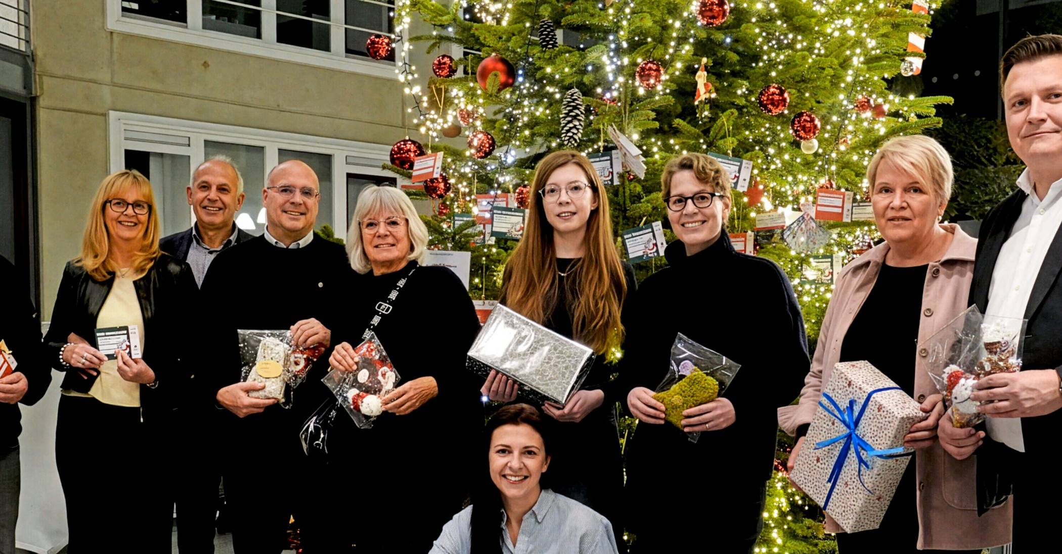 Die Familie von Georg Gaspers sowie Vertreter des Vereins „Kaarster helfen“, der Stadt Kaarst und der Kirchengemeinden gaben den Startschuss für die Aktion „Wunschbaum“.  