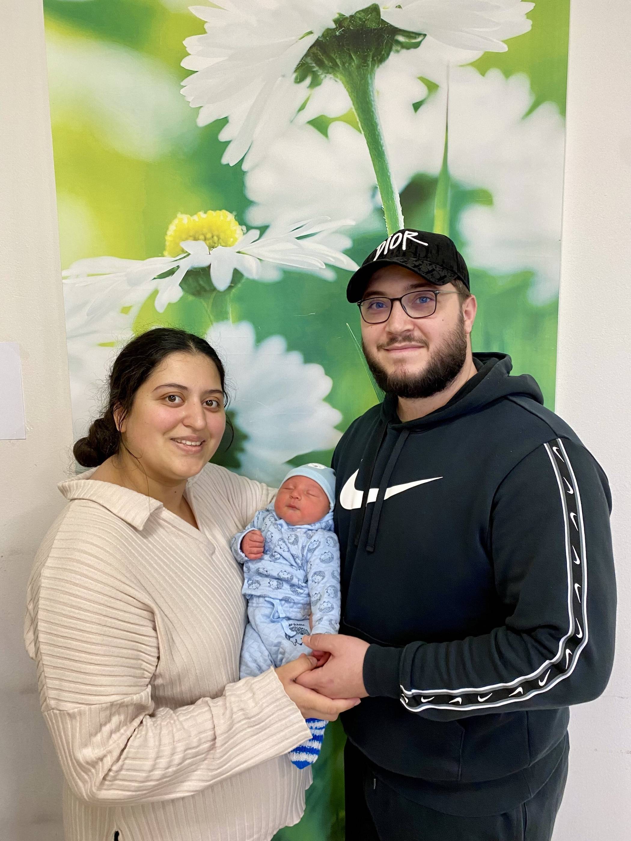 Roxana und Vladut Malei mit ihrem Elias Gabriel.   