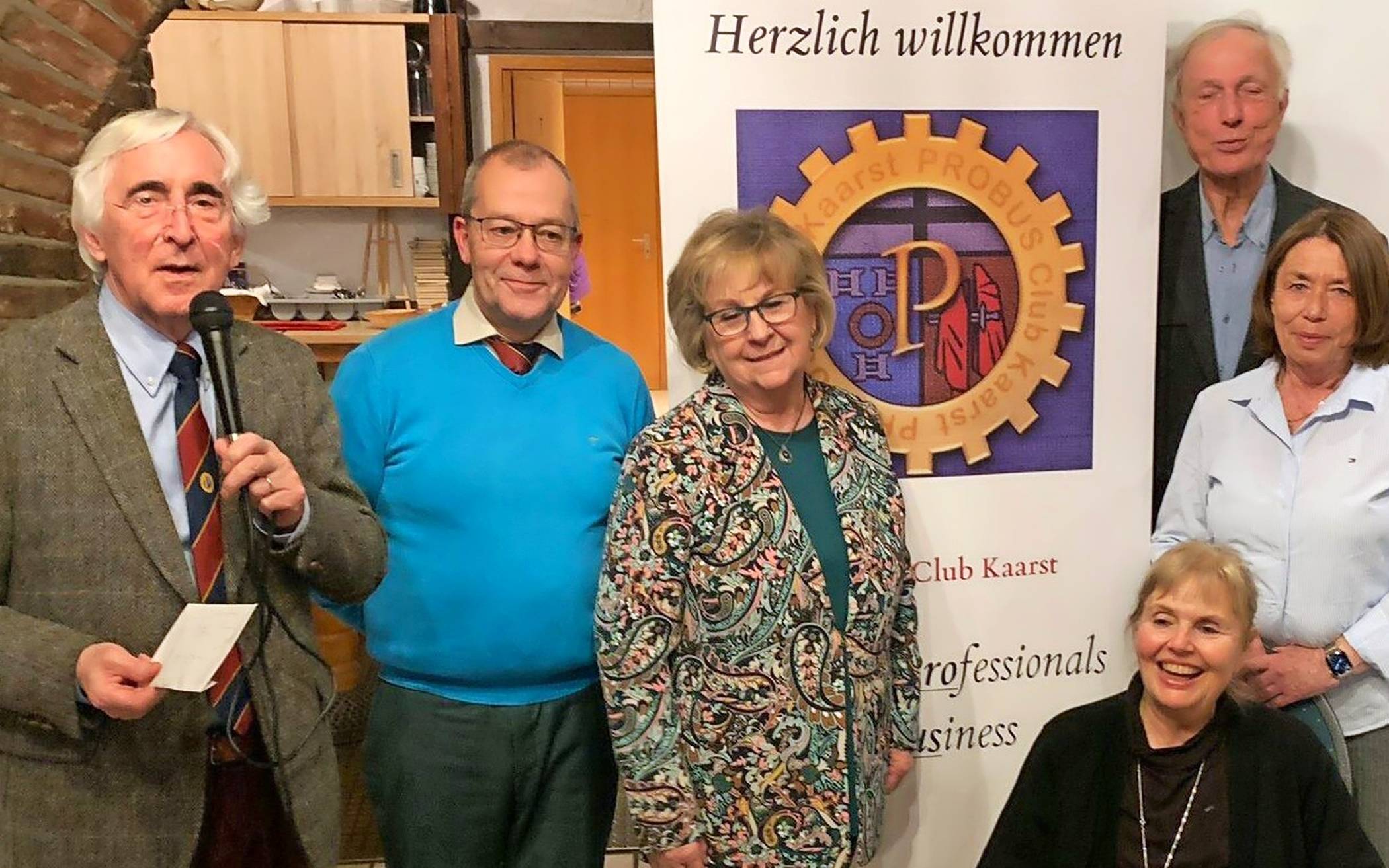 Der Präsident des Probus-Clubs Kaarst, Günter Kopp (links), überreichte mit Vorstandsmitgliedern die Spendensumme an Andrea Lißke (sitzend) und Angelika Weinstrauch von der Hospizbewegung Kaarst. 