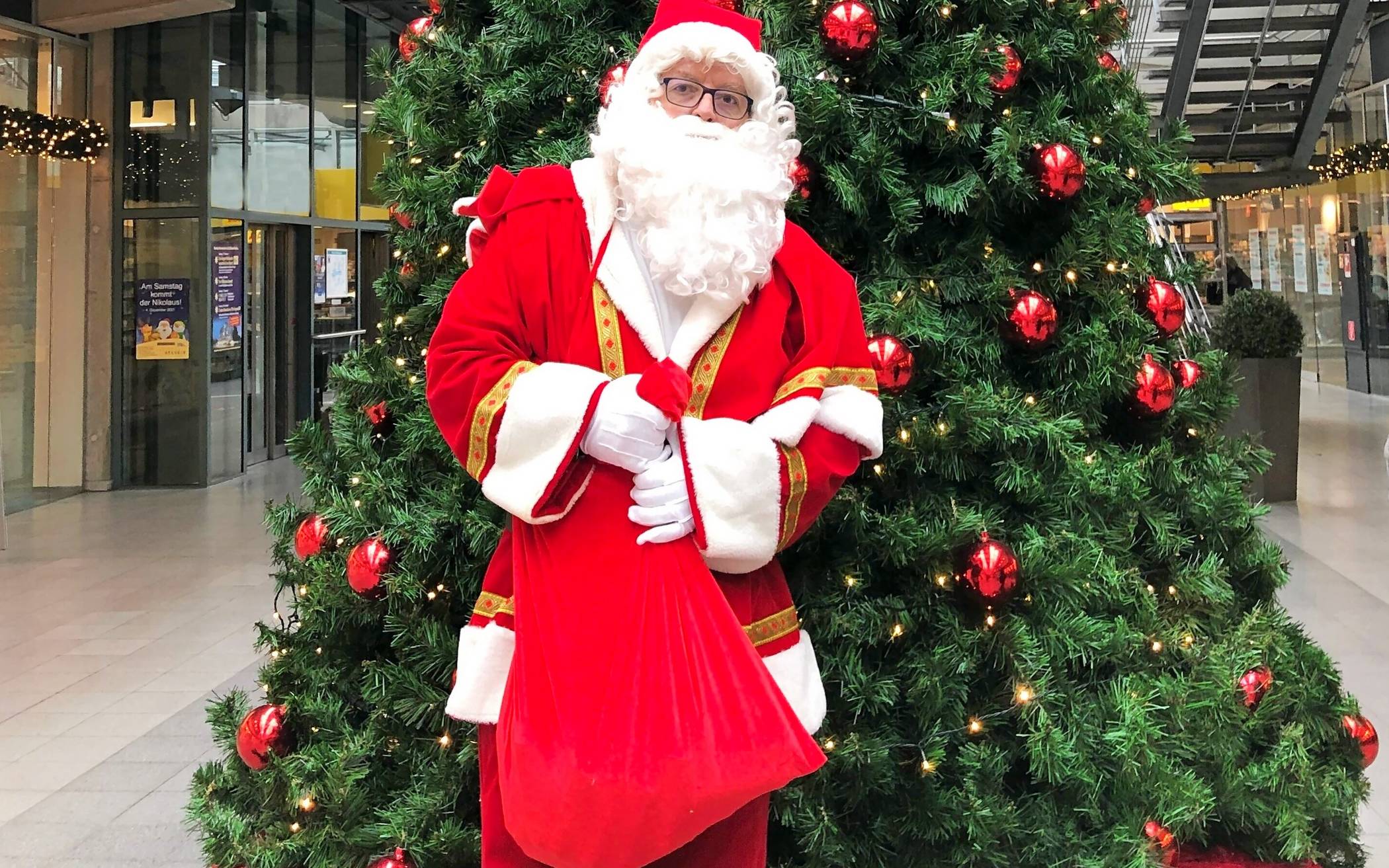  Der Weihnachtsmann in den Kaarster Rathaus-Arkaden.   