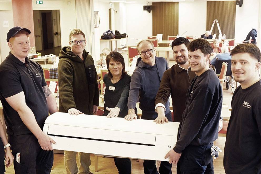 Eine der beiden Split-Klimaanlagen halten die