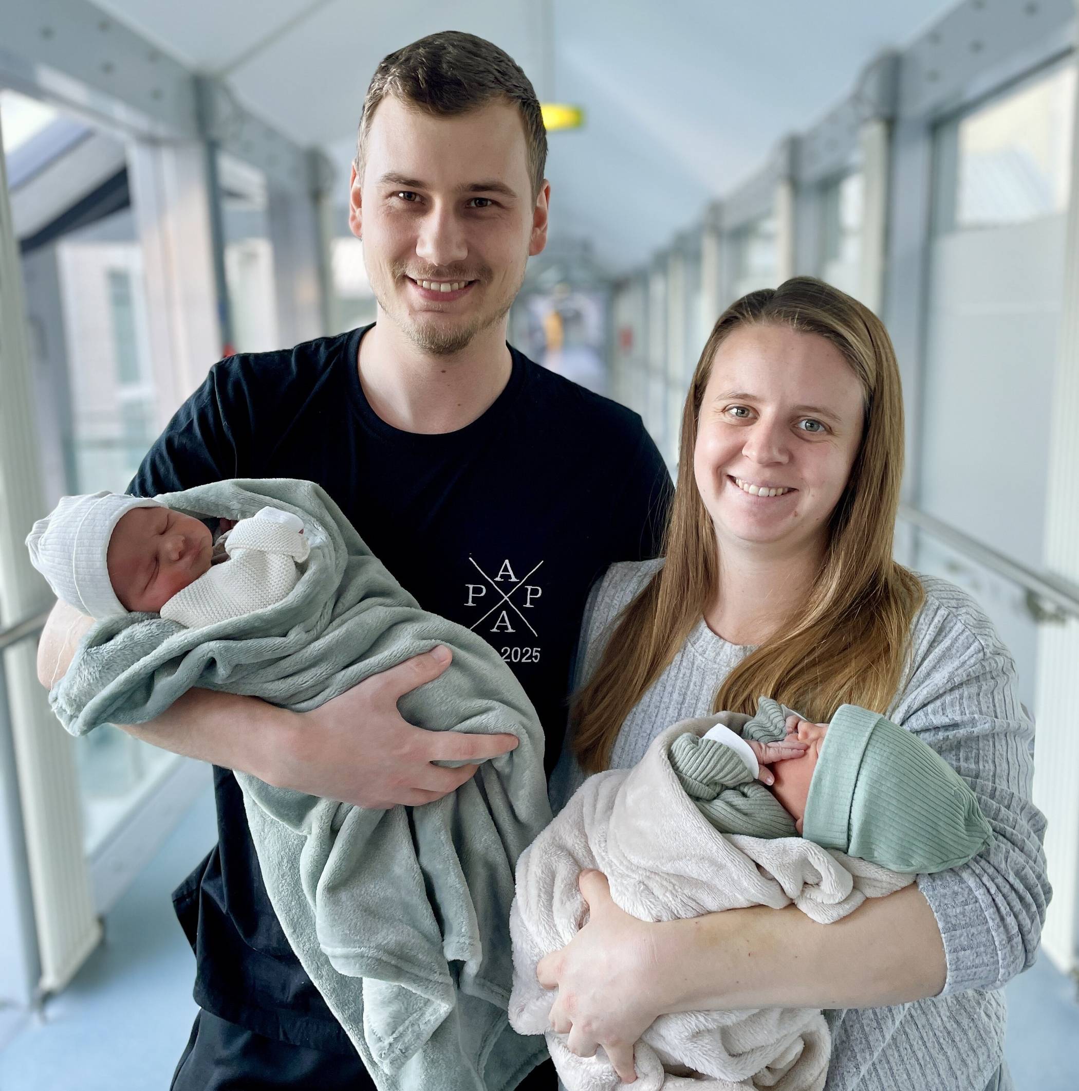 Juliana und Jens Deussen mit ihren Zwillingen Malte und Fiete und ihrer großen Schwester Annika.  