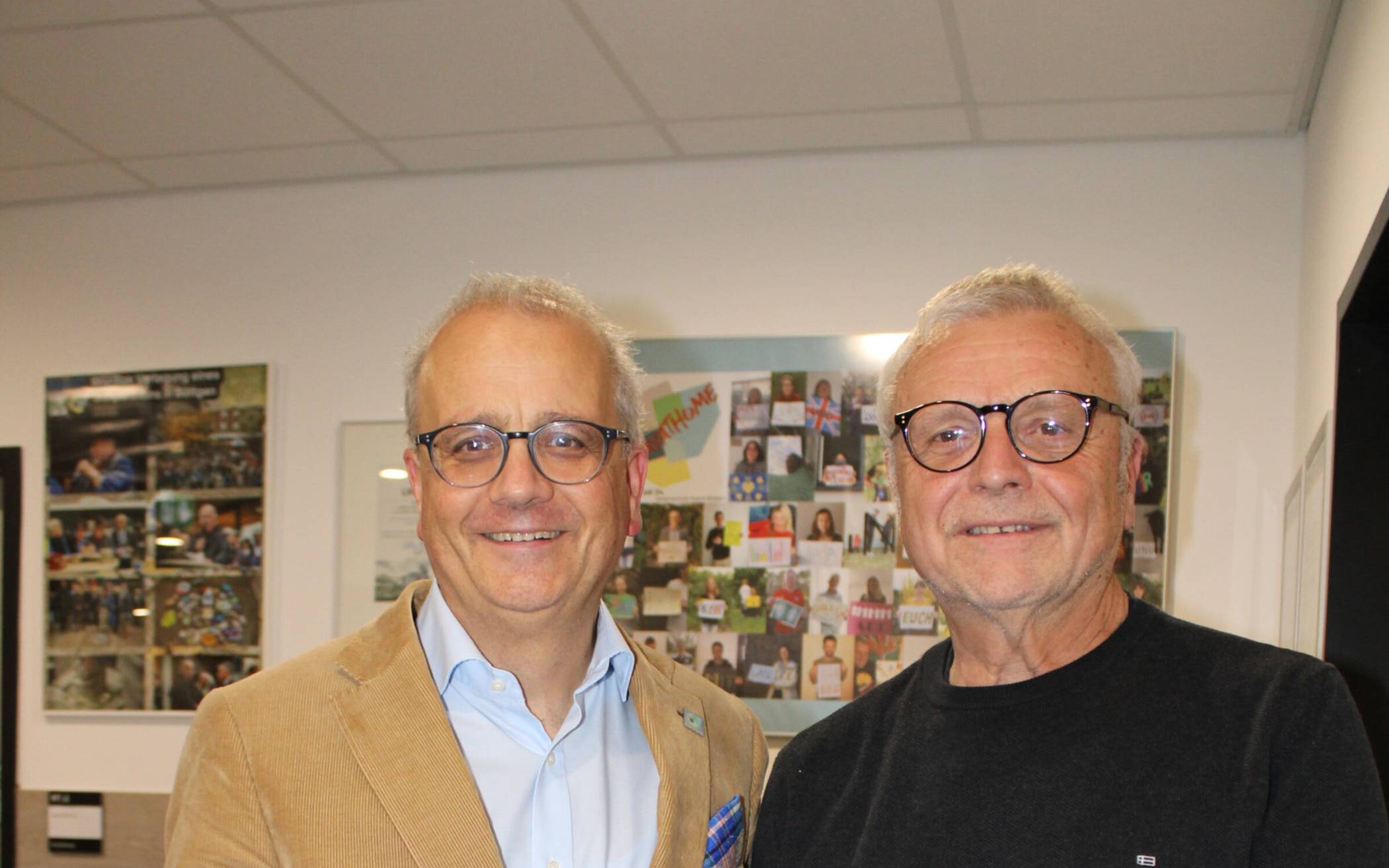  Carl-Wilhelm Bienefeld und Schulleiter Daniel Wienold (v.r.) präsentieren das Buch „Schicksalspfad“.   