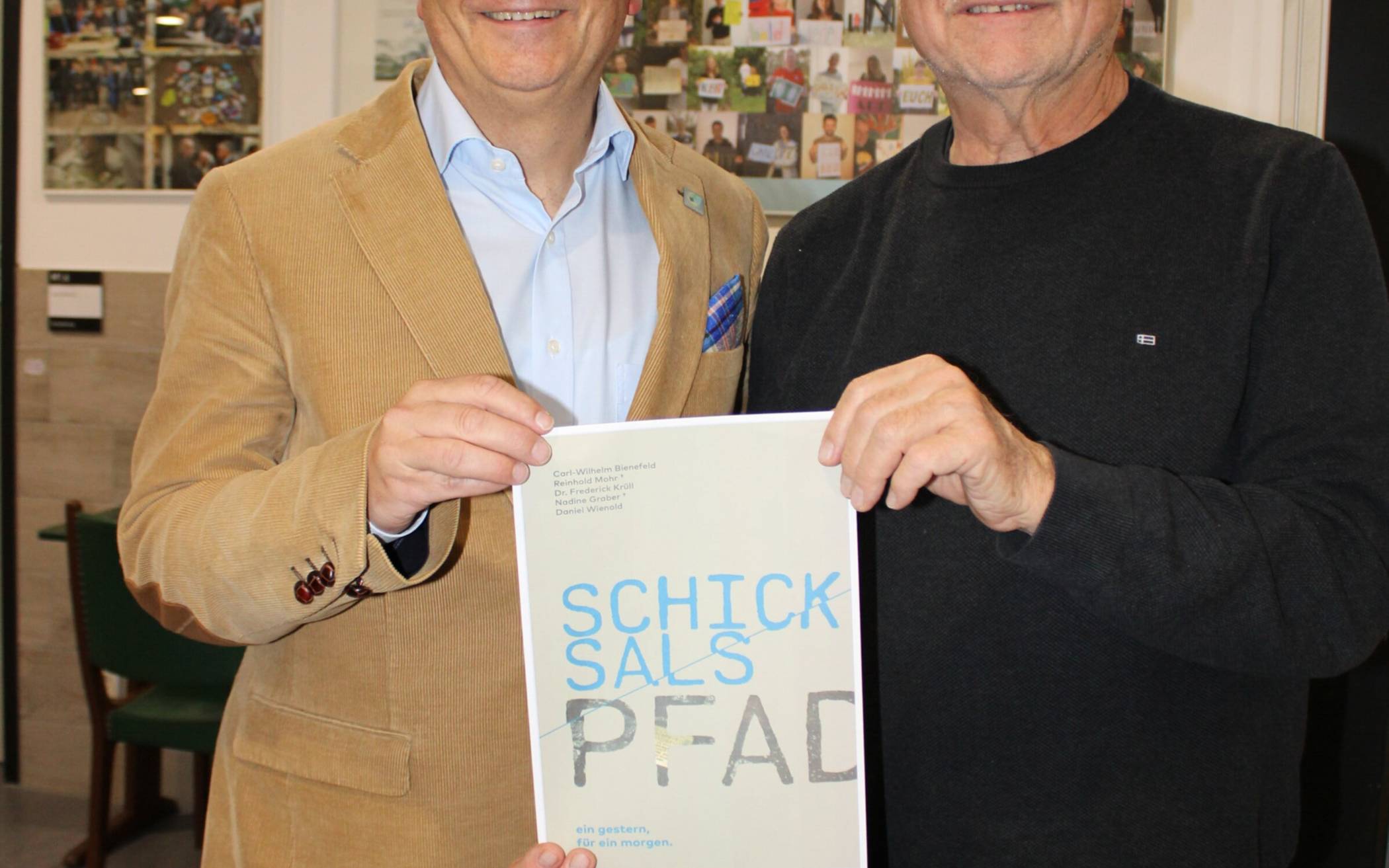 Carl-Wilhelm Bienefeld und Schulleiter Daniel Wienold