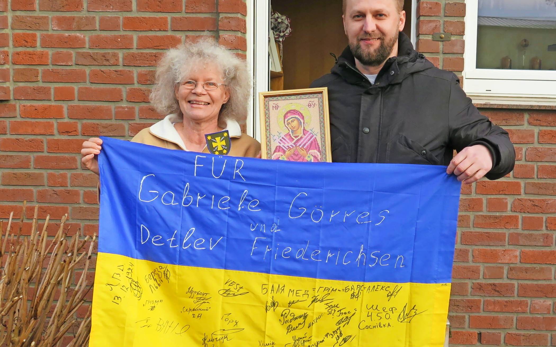 Pfarrer Volodymr Soroka überreichte Gabriele Görres