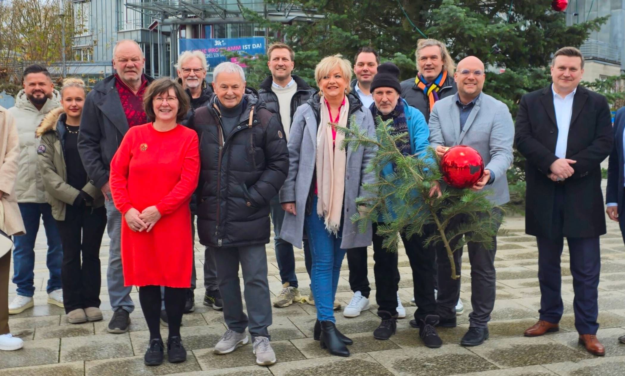Das Team der „Kaarster Sternstunden“ freut sich auf eine festliche und gesellige Zeit im Schatten des Rathauses.  