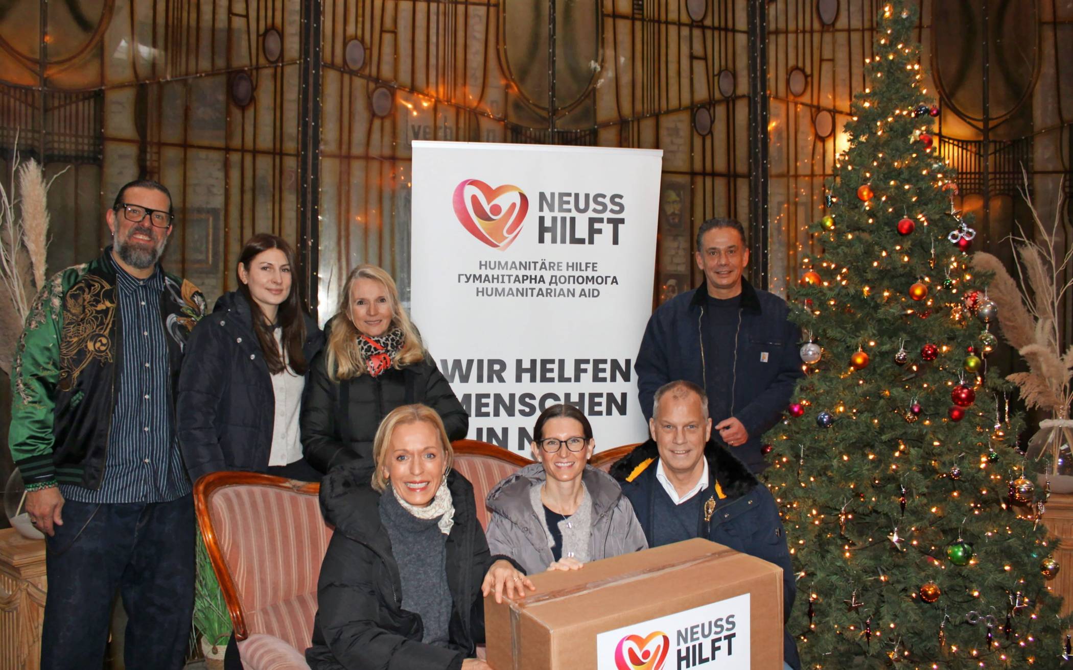 Sie wollen „Wärme schenken“ (stehend, v.l.):