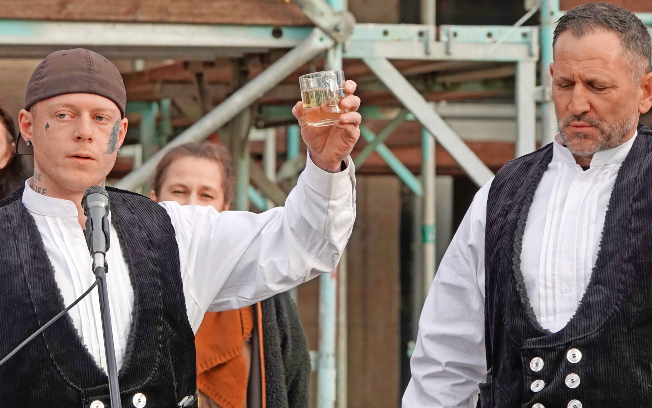  Dachdecker Stefan Overdick vom Unternehmen „besser bedacht“ brachte den traditionellen Richtspruch aus – damit kann beim weiteren Bau eigentlich nichts mehr schiefgehen.   