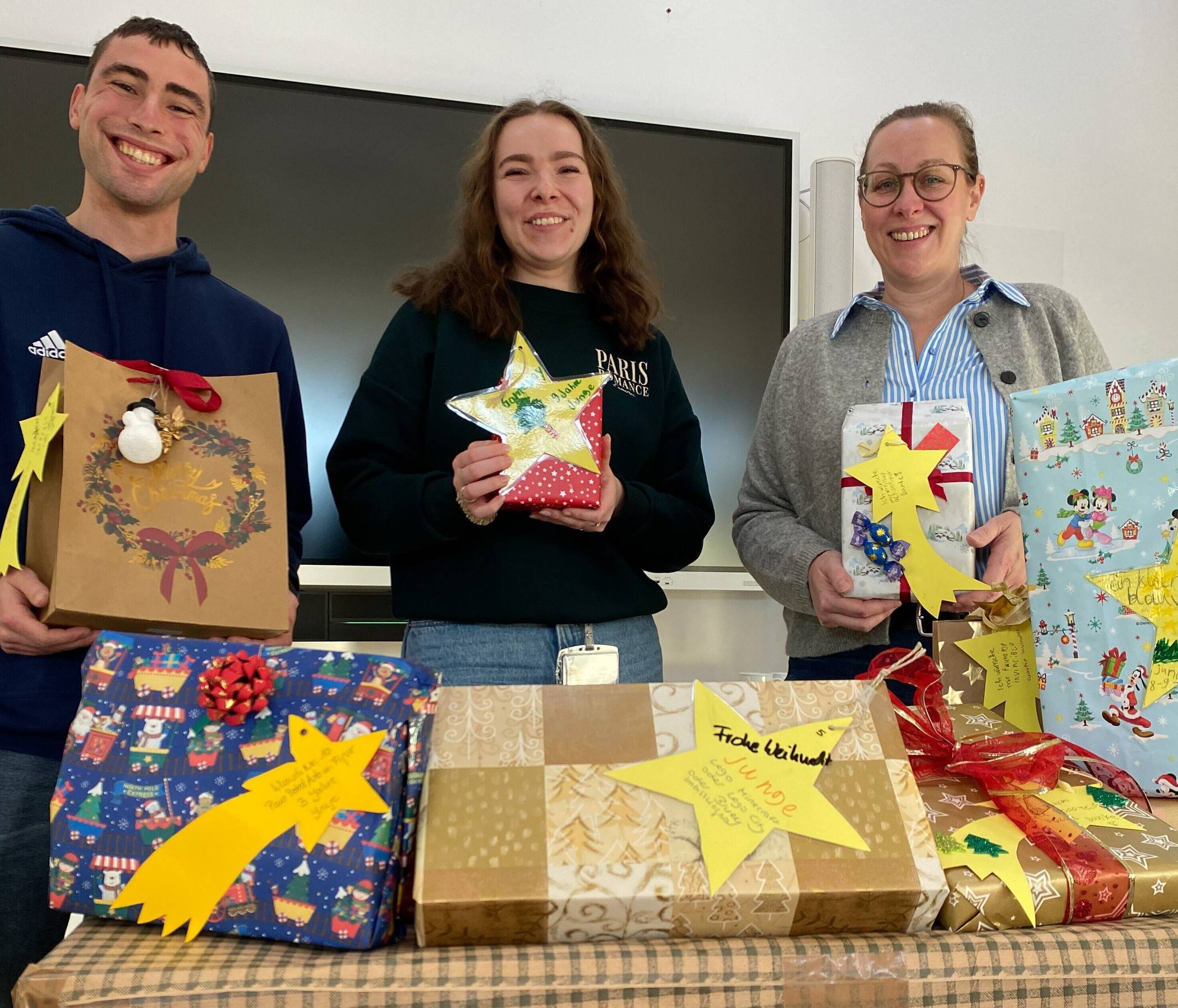 Gemeinsame Freude zur Weihnachtszeit: Tobias Kersten und Anne Faßbender von der Jugend- und Auszubildendenvertretung bei Westnetz übergeben die liebevoll verpackten Päckchen an Elodie Thievessen (v. l.) von der evangelischen Jugend- und Familienhilfe in Kaarst.