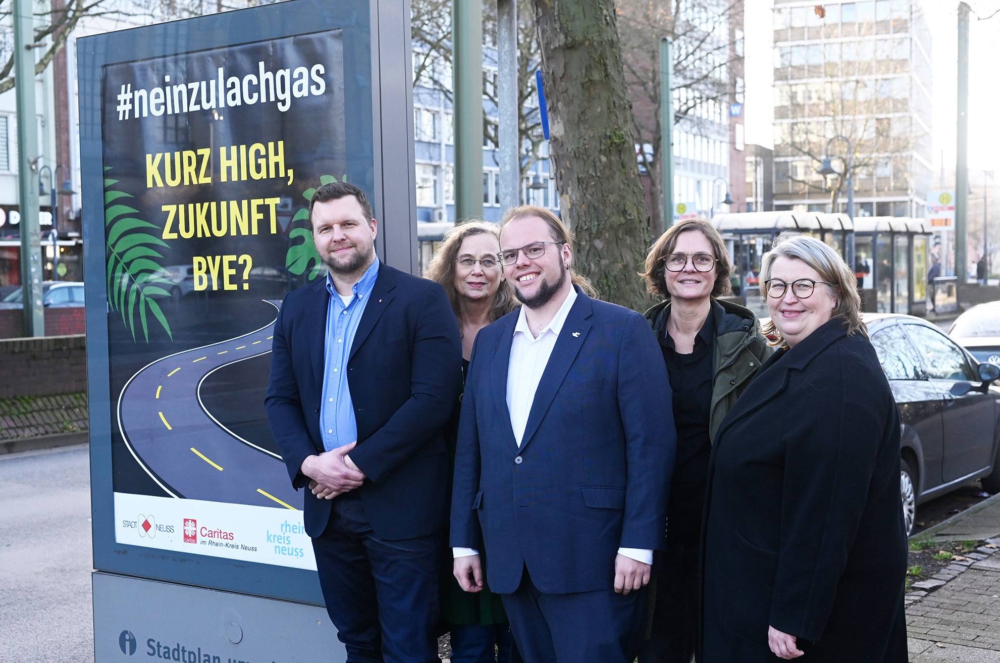 Die Lachgas-Kampagne stellen am Neusser Bahnhof