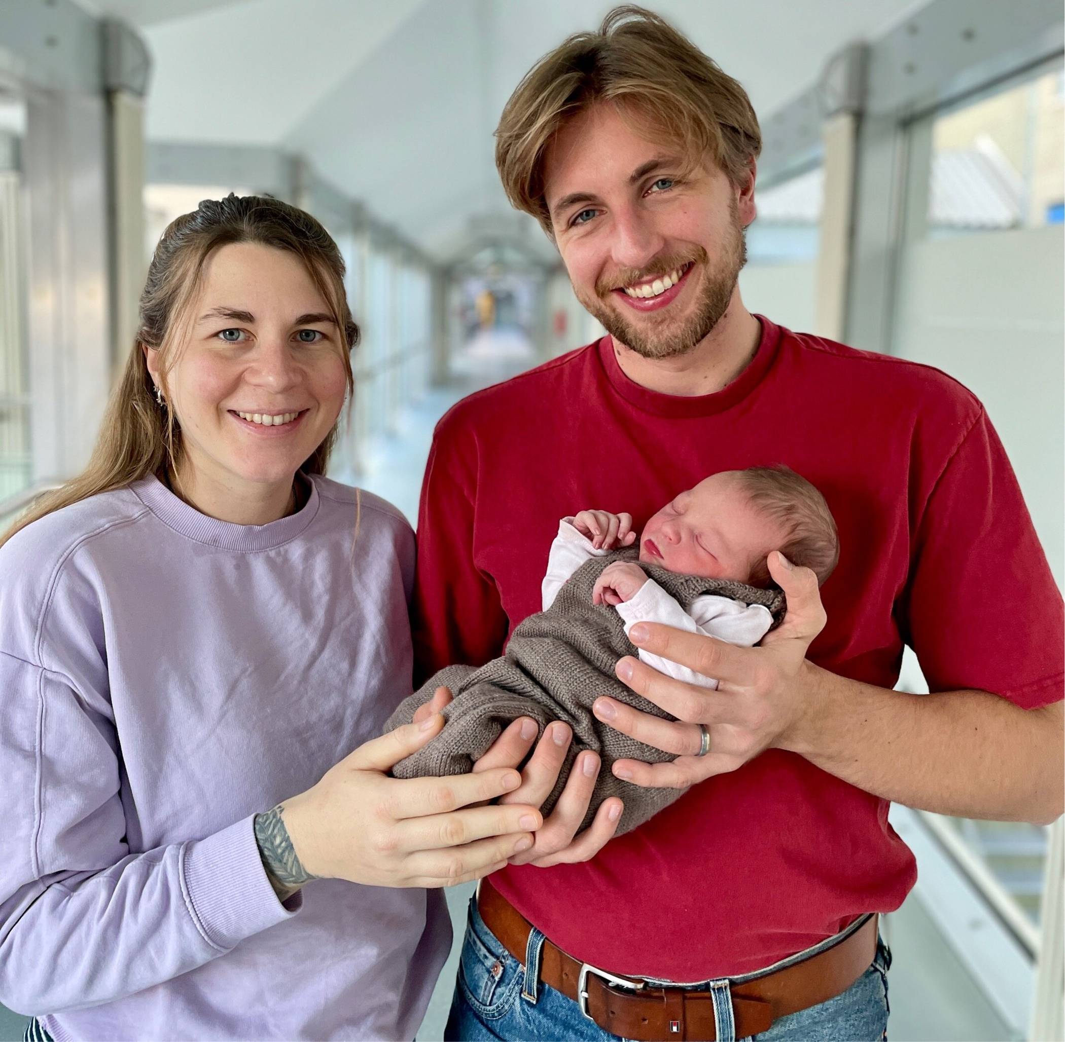  Die süße Charlotte Ella mit ihren Eltern Johanna und Alexander Kraft. 