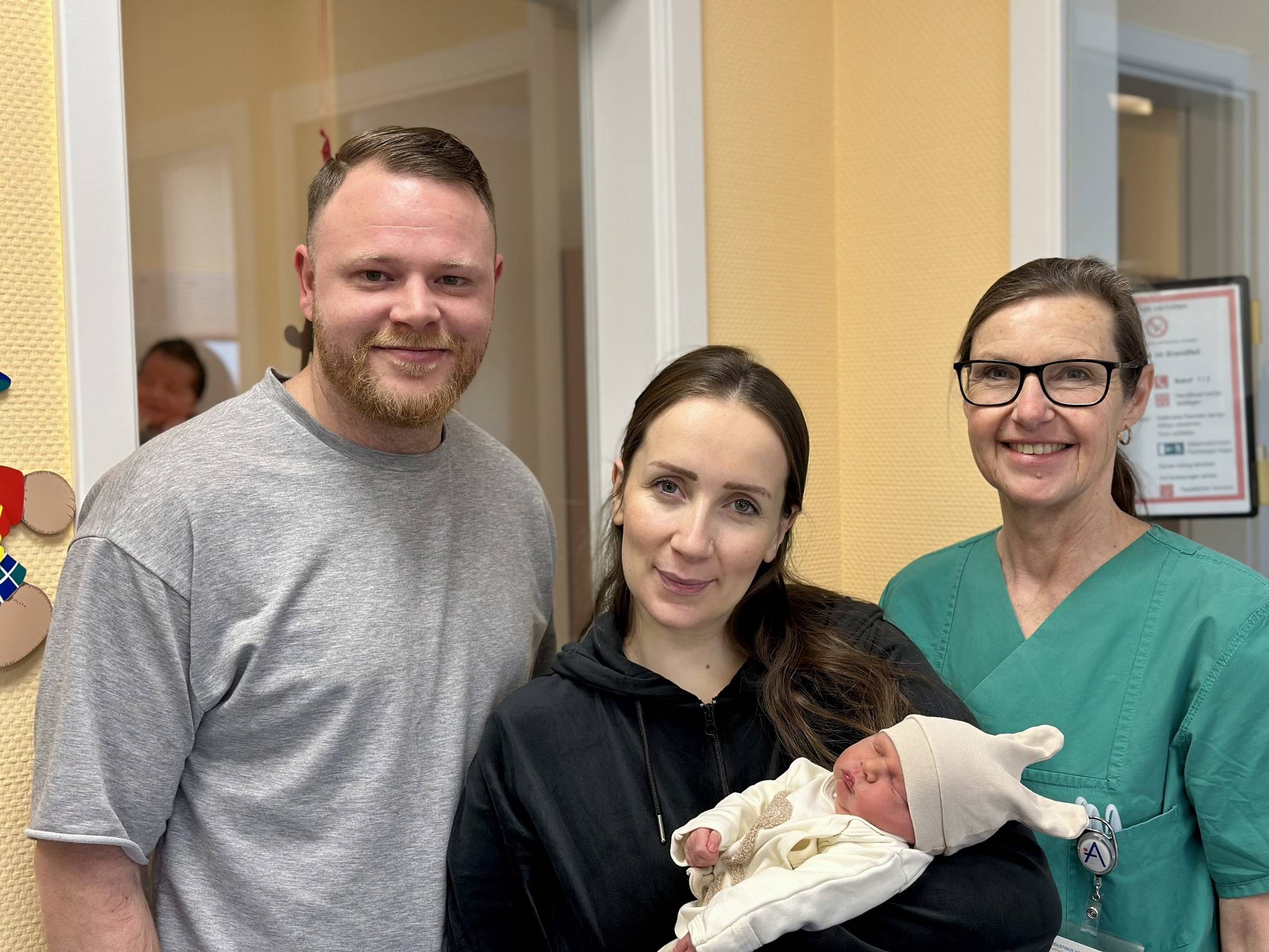  Melek und Ferhan Yildiz mit Zayn und Dr. Margret Albiez, leitende Oberärztin der Geburtshilfe am Johanna Etienne Krankenhaus. 