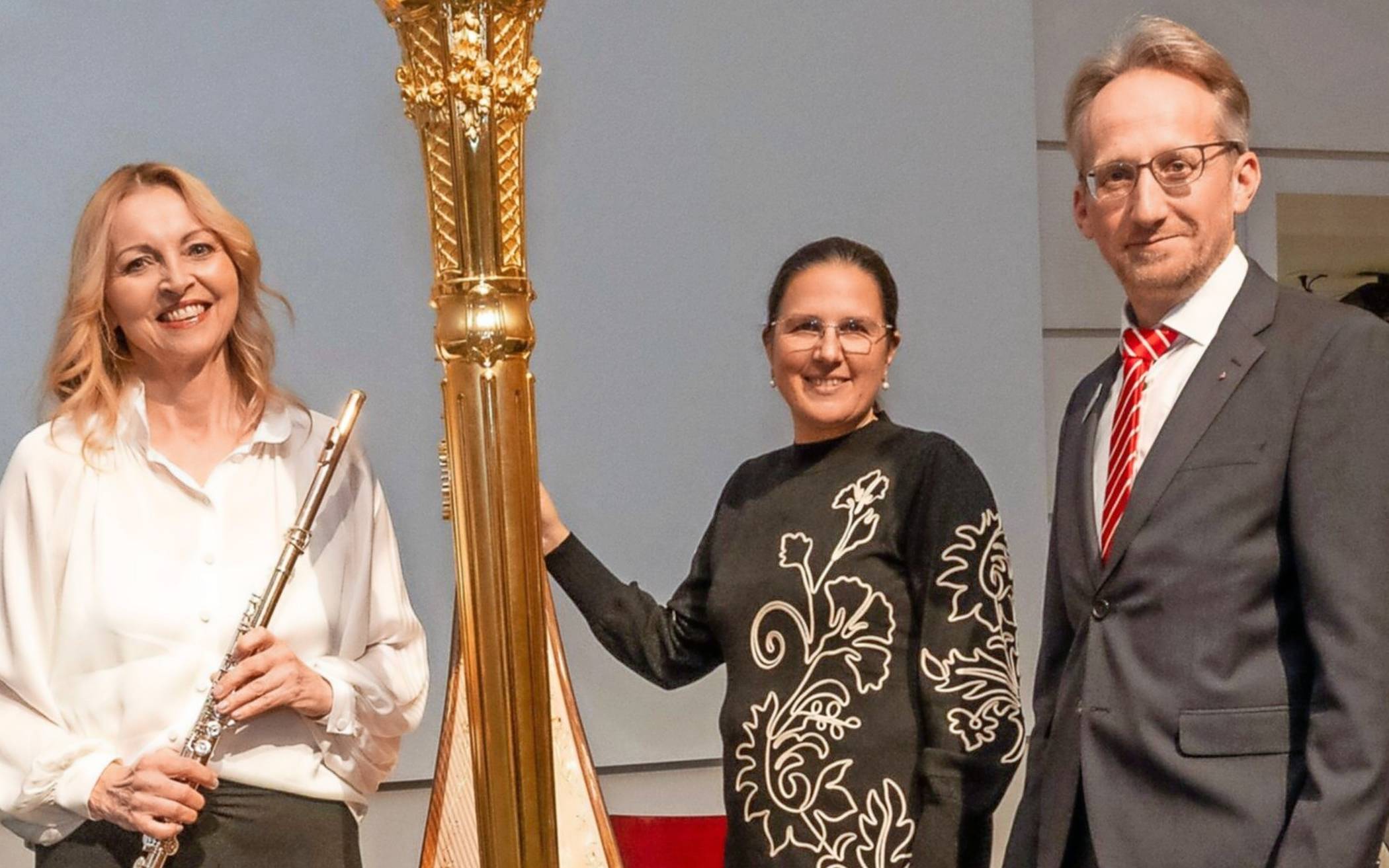  Sparkassendirektor Torsten Effertz mit zwei Musikerinnen des Niederrhein Musikfestivals, das zu den Spendenempfängern gehörte. 