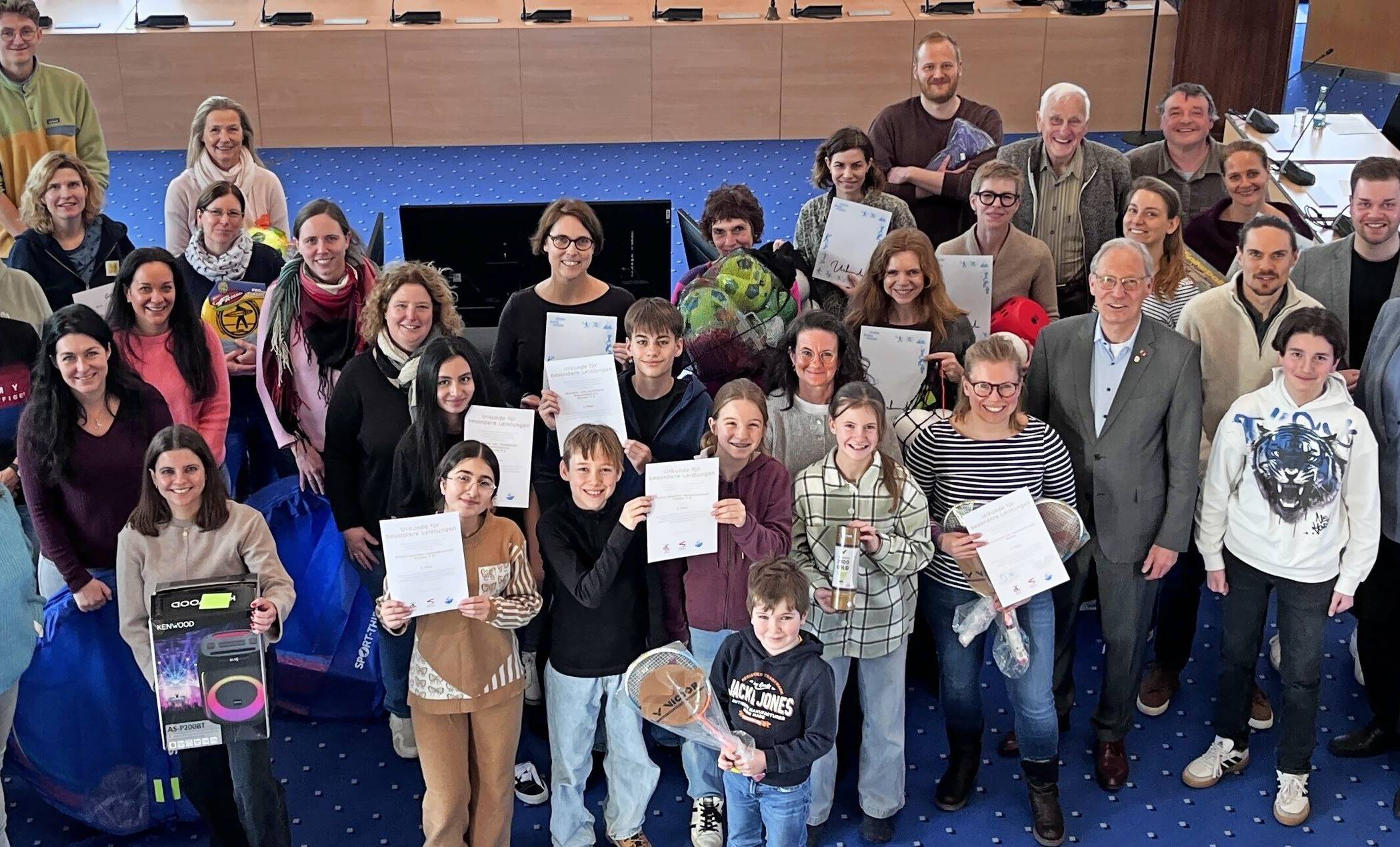 Die erfolgreichen Schulen wurden beim Sportabzeichen-Wettbewerb im Kreissitzungssaal geehrt.   