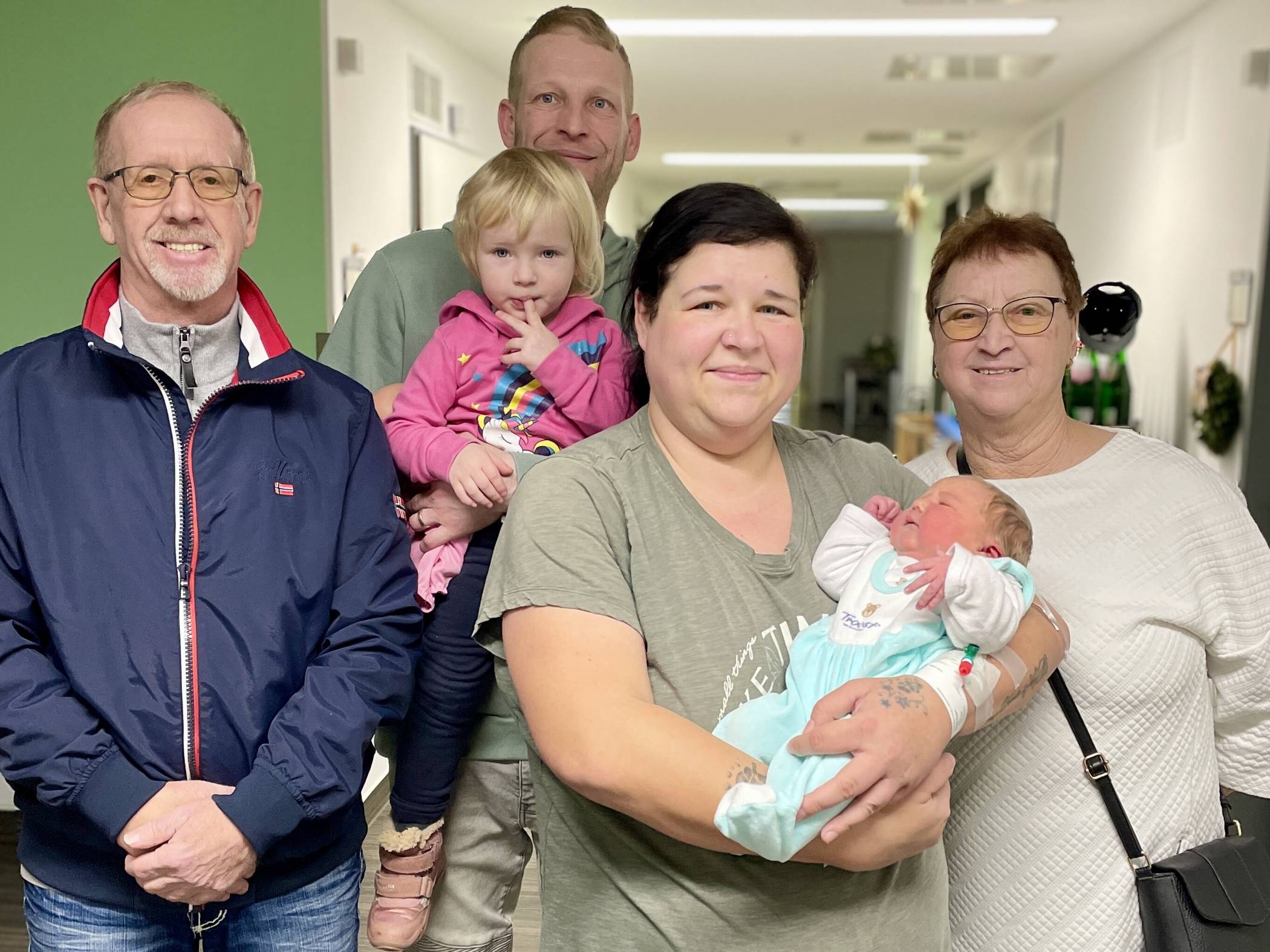   Sabrina und Jean-Michel Huygen mit Malia-Marie und ihrer Schwester Mila (2) sowie Karl-Heinz und Ursula Förster.  