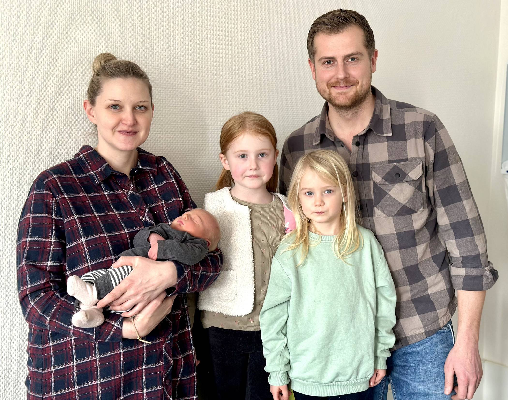  Veronika und Maximilian Larbalette freuen sich gemeinsam mit den Töchtern Pia und Clara über den kleinen Jakob. 