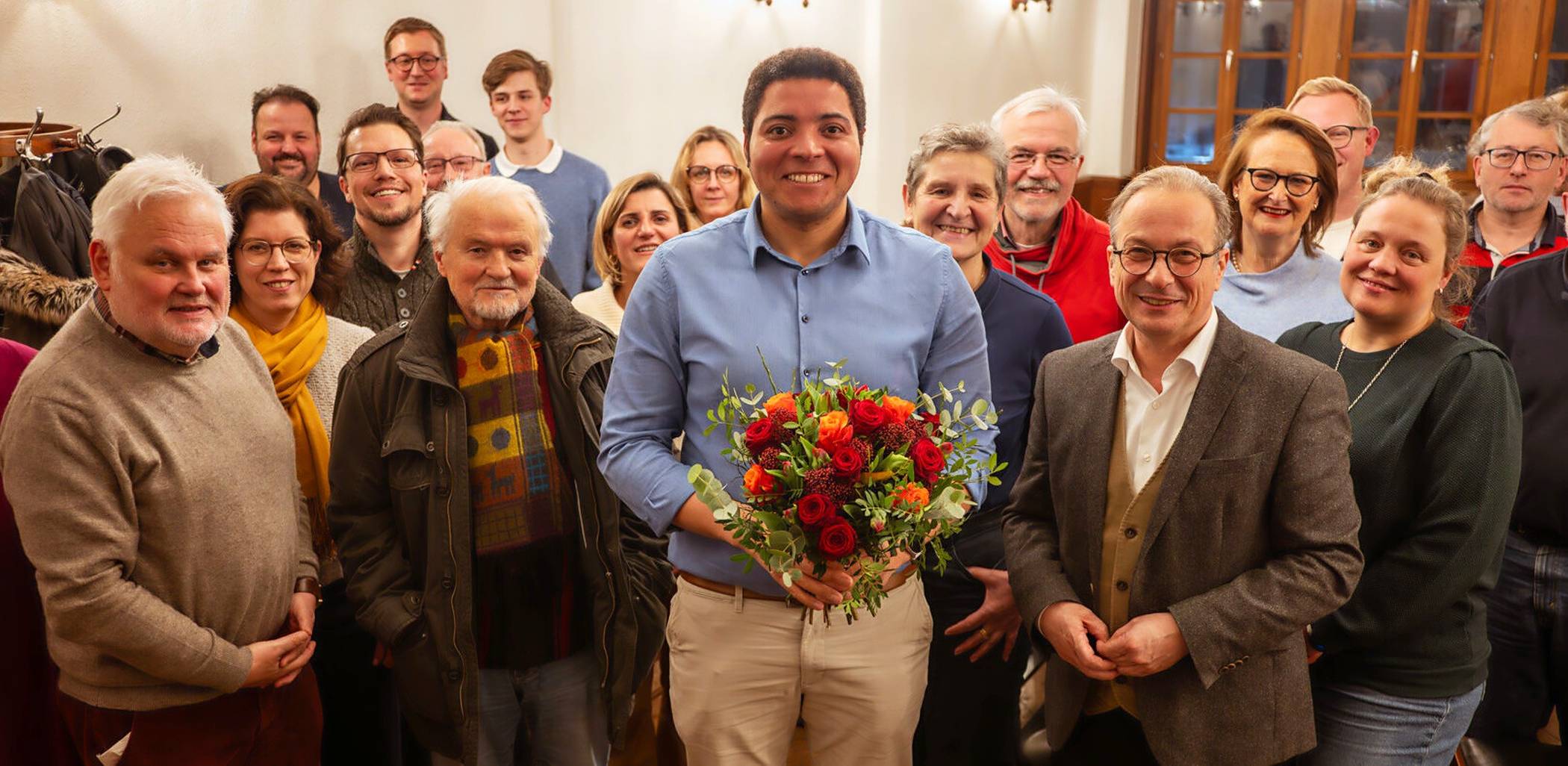  Blumen für Heinrich Thiel: Der erweiterte SPD-Stadtverbandsvorstand wird ihn als Kandidat für die Landtagswahl 2027 vorgeschlagen; jetzt muss noch die Mitgliederversammlung im Frühjahr zustimmen.  