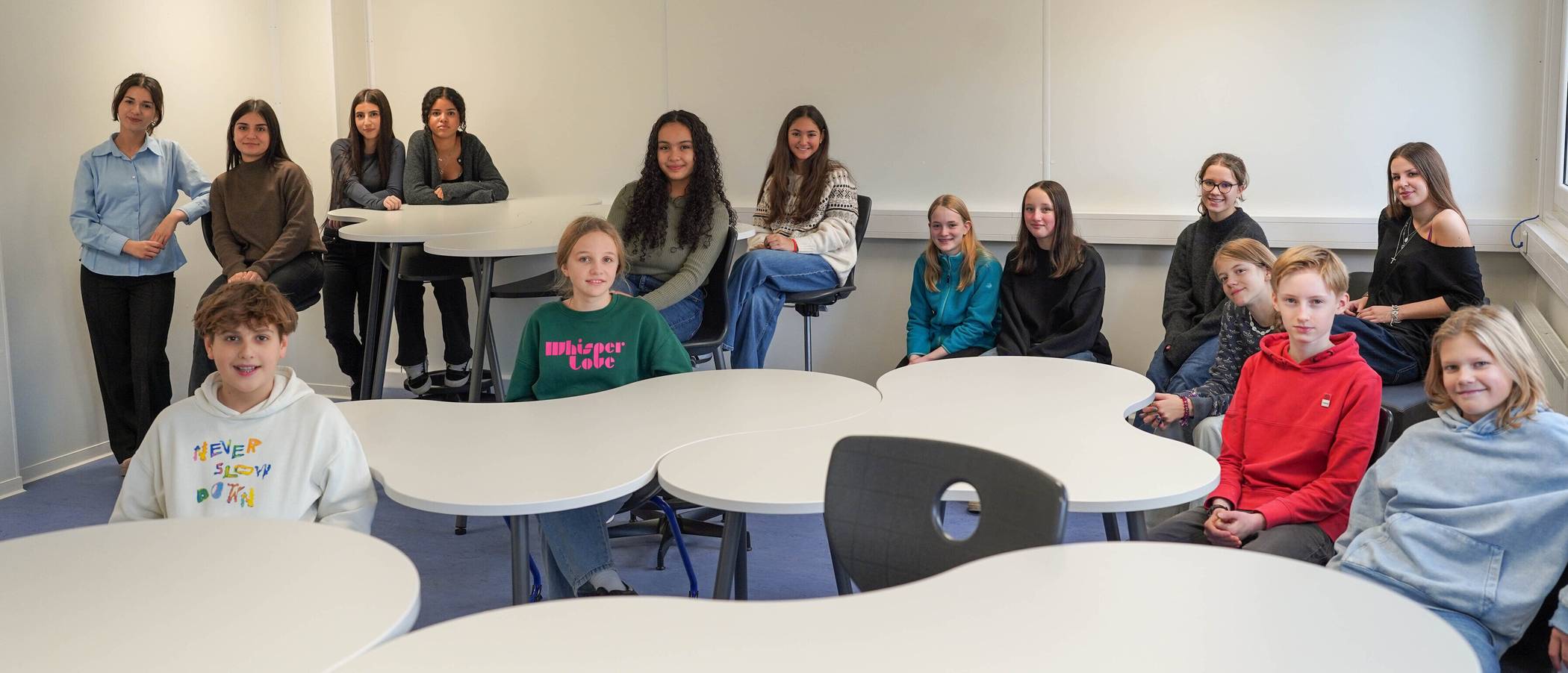 Die neuen Möbel für die Lernateliers sind da – ein erster Erfolg für die „Your Vision“-Gruppe am Marie-Curie-Gymnasium.   