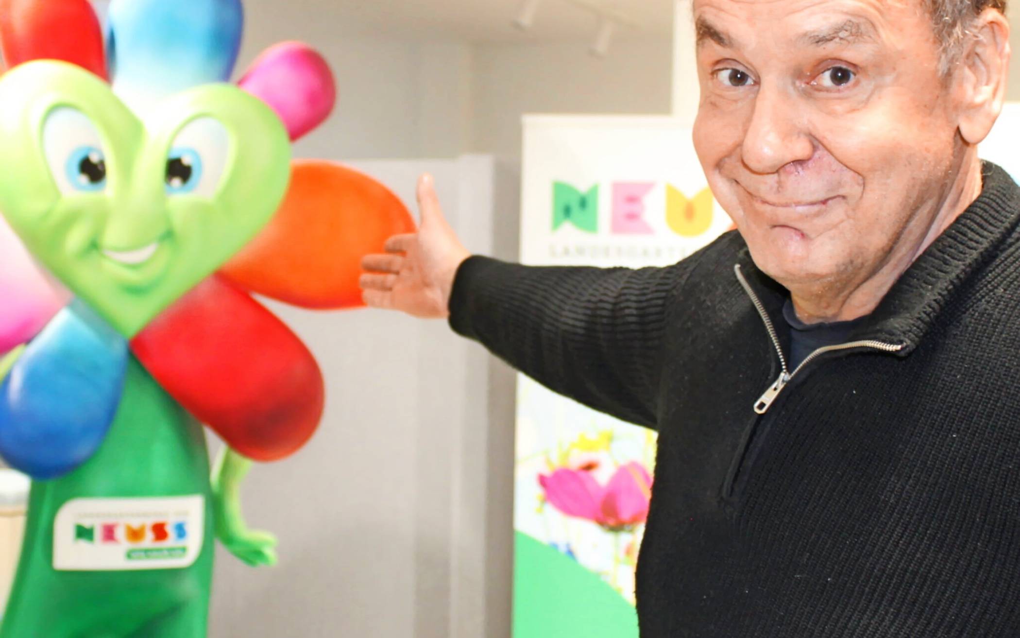 Jacques Tilly mit seinem ganz besonderen Blümchen.