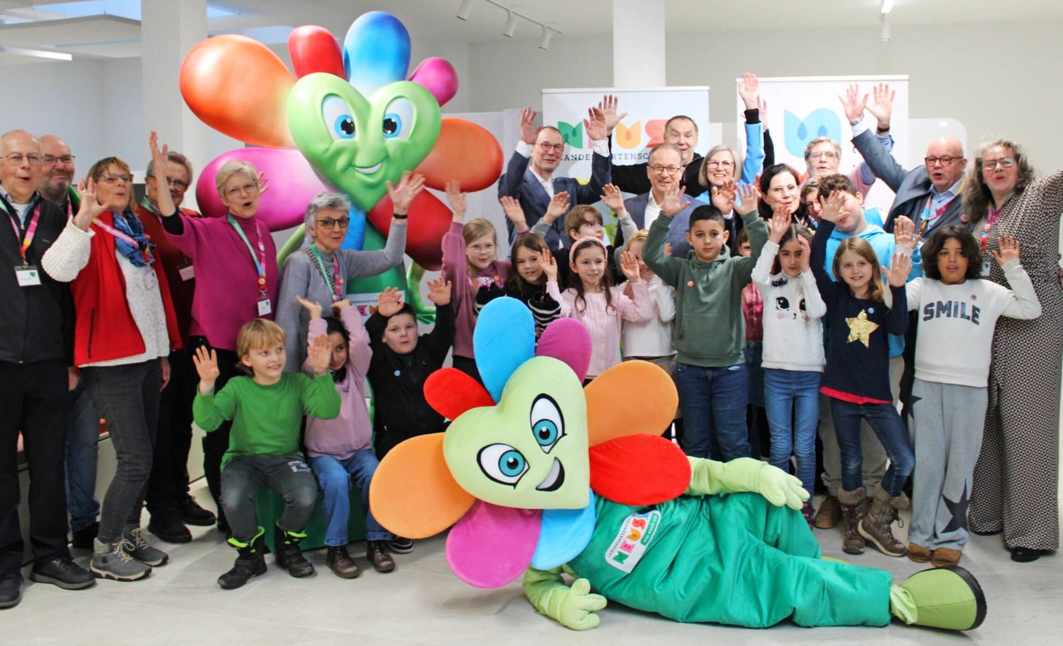   Der Düsseldorfer Künstler Jacques Tilly hat das Maskottchen für die Landesgartenschau in Neuss entworfen – und den Kindern der Kreuzschule, den Laga-Verantwortlichen und Ehrenamtlern vom „Grünen Herz“ gefällt die bunte Blume außerordentlich gut.   