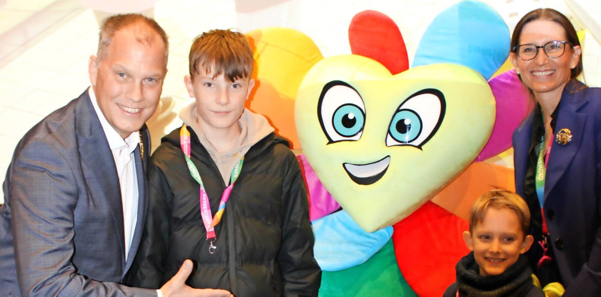  Begeistert dabei: Das Schützenkönigspaar Franz Josef und Claudia Odendahl mit seinen Söhnen Cornelius (2.v.l.) und Fidelius. 