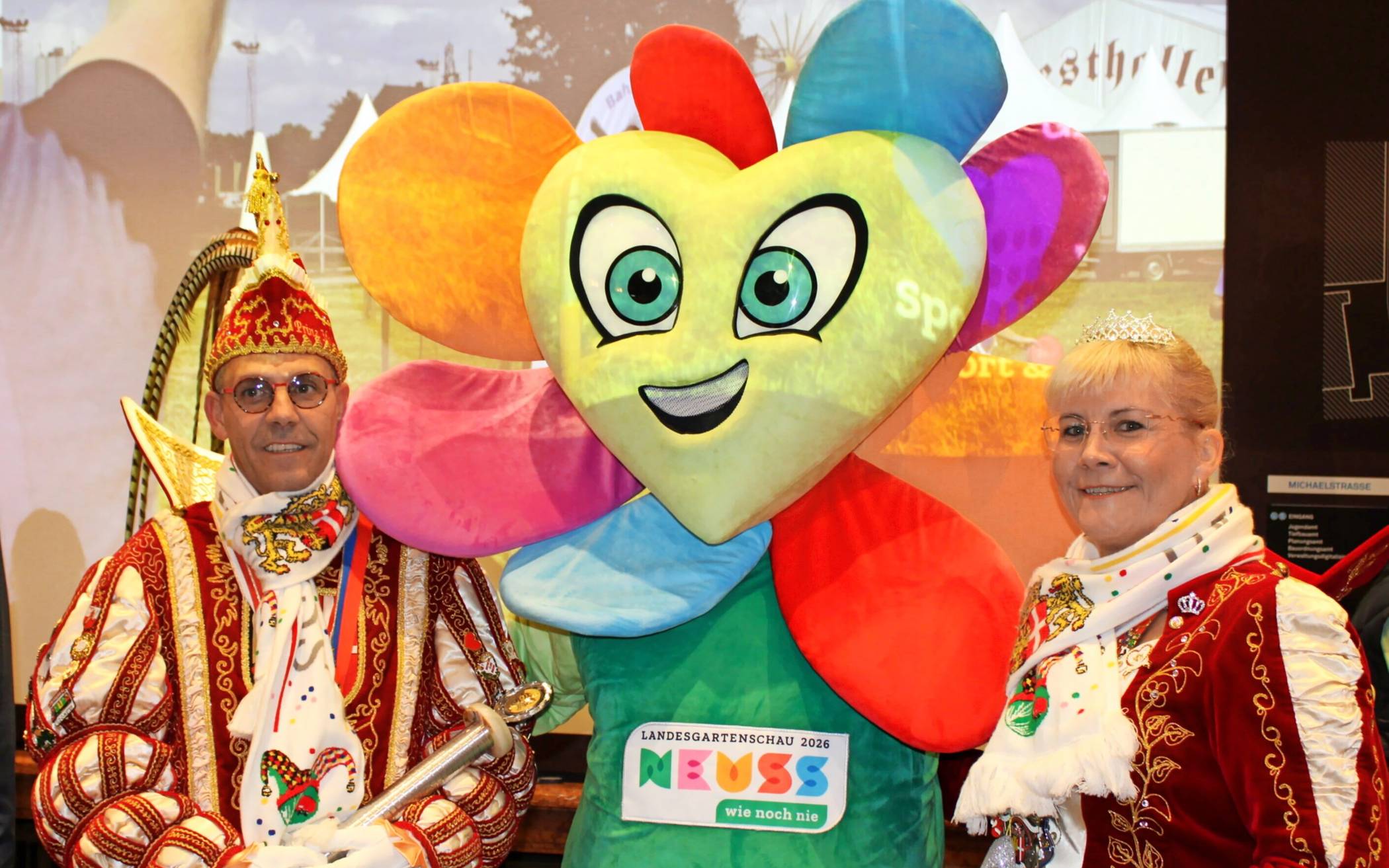 Auch das Neusser Prinzenpaar Michael II. und Cindy I. Feldmann kuschelte mit dem Maskottchen.