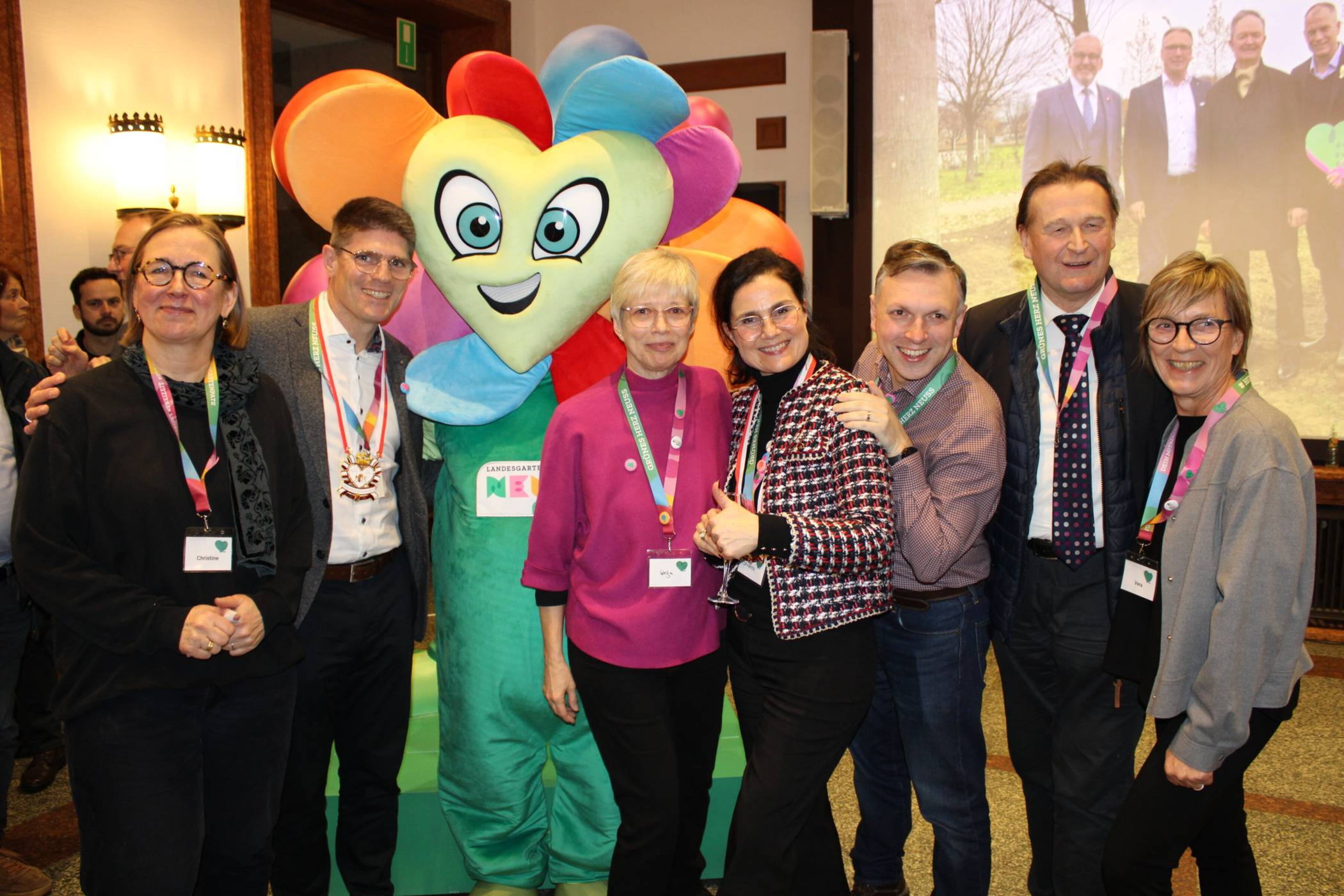   Maskottchen mit dem Vorstand des Mitmachvereins „Grünes Herz“ (v.l.): Dr. Christine Vogel, Marcus Longerich, Helga Krecht, Sandra Maria Breuer, Michael Ziege, Christoph Napp-Saarbourg und Vera Hausotter (es fehlen Jürgen Steinmetz und Leon Amrath).  