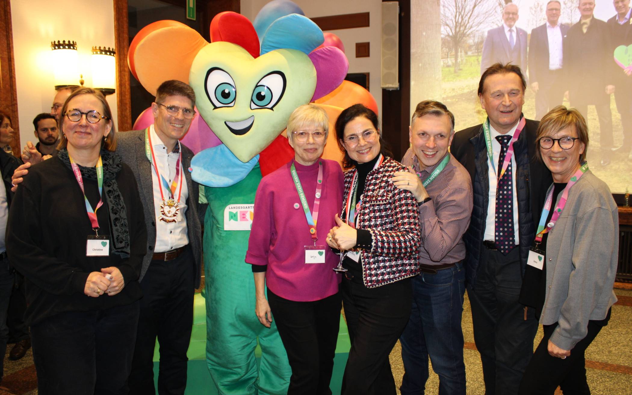 Maskottchen mit dem Vorstand des Mitmachvereins