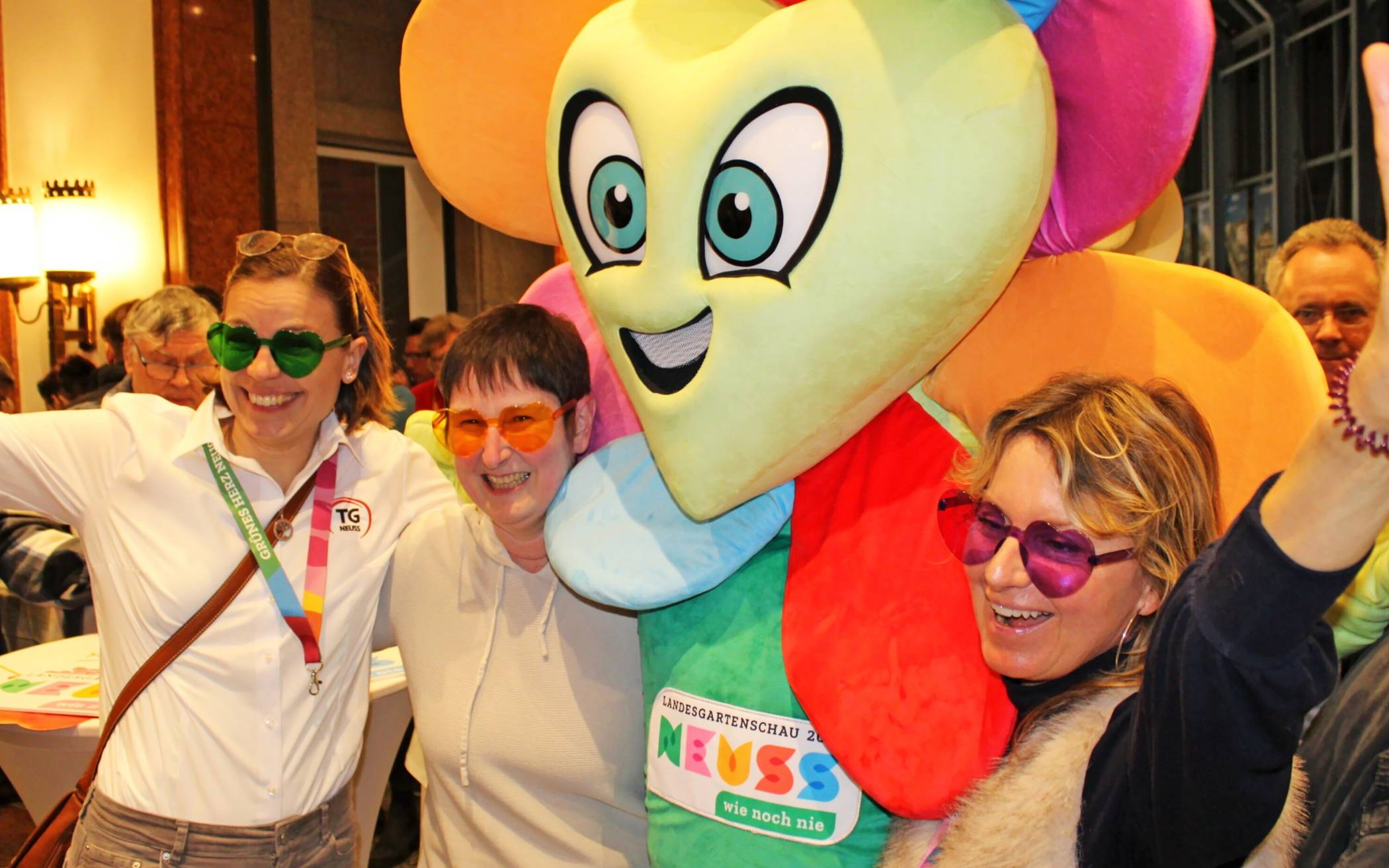  Ihnen gefällt’s: Katharina Jager, Birgit Sonnenberg (beide TG Neuss) und Wiebke Schäkel (YOGIMOTION). 