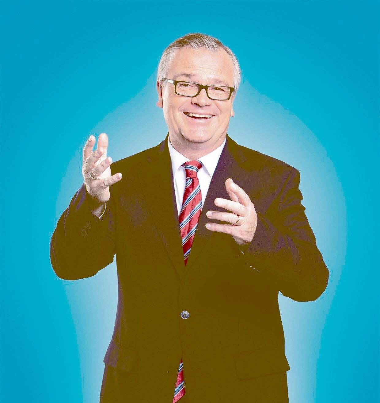 Jürgen B. Hausmann führt als Moderator durch den Abend.   