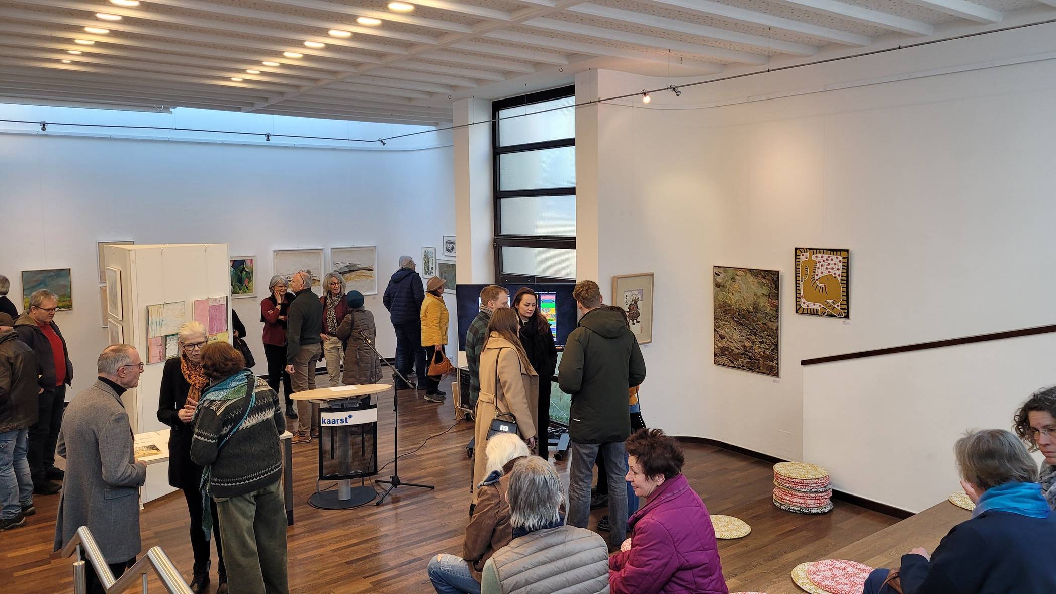 Zum feierlichen Abschluss der Jubiläumsausstellung Kaarster Künstler begrüßten Kulturmanagerin Dorothee Kraus und Künstlersprecherin Maria Höveler zahlreiche Besucher in der Rathausgalerie Büttgen. 