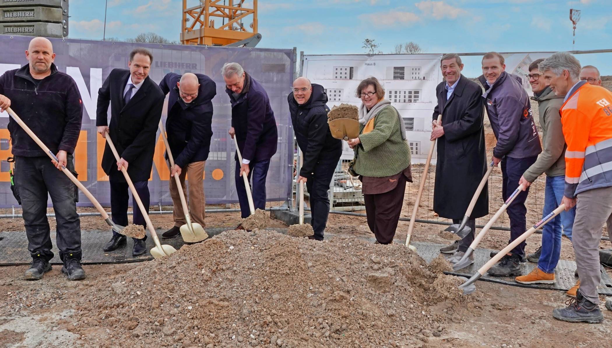  Gemeinsamer Spatenstich an der Glehner Straße.   