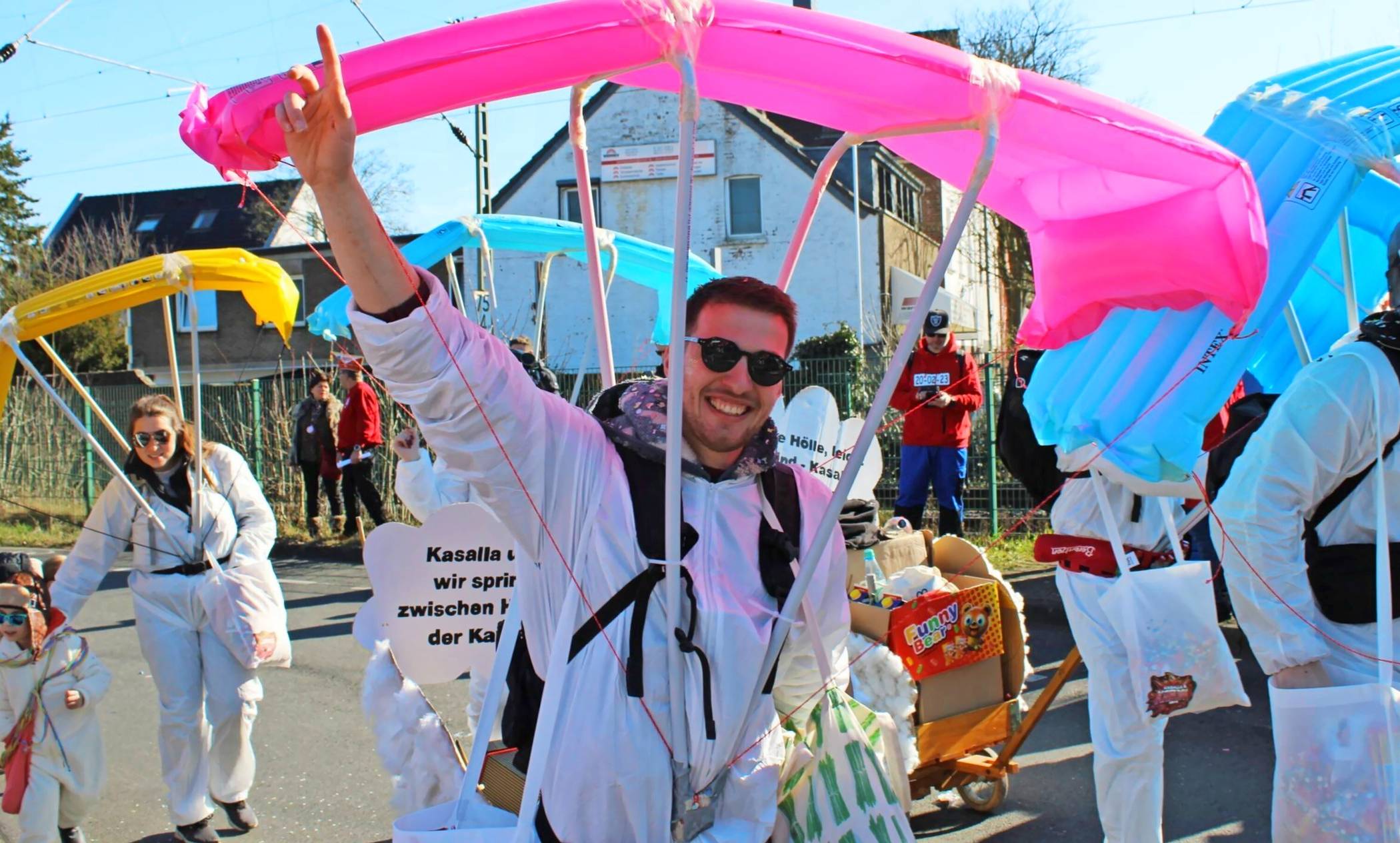  Der Rosenmontagszug in Büttgen ist das Highlight im Kaarster Karneval.  