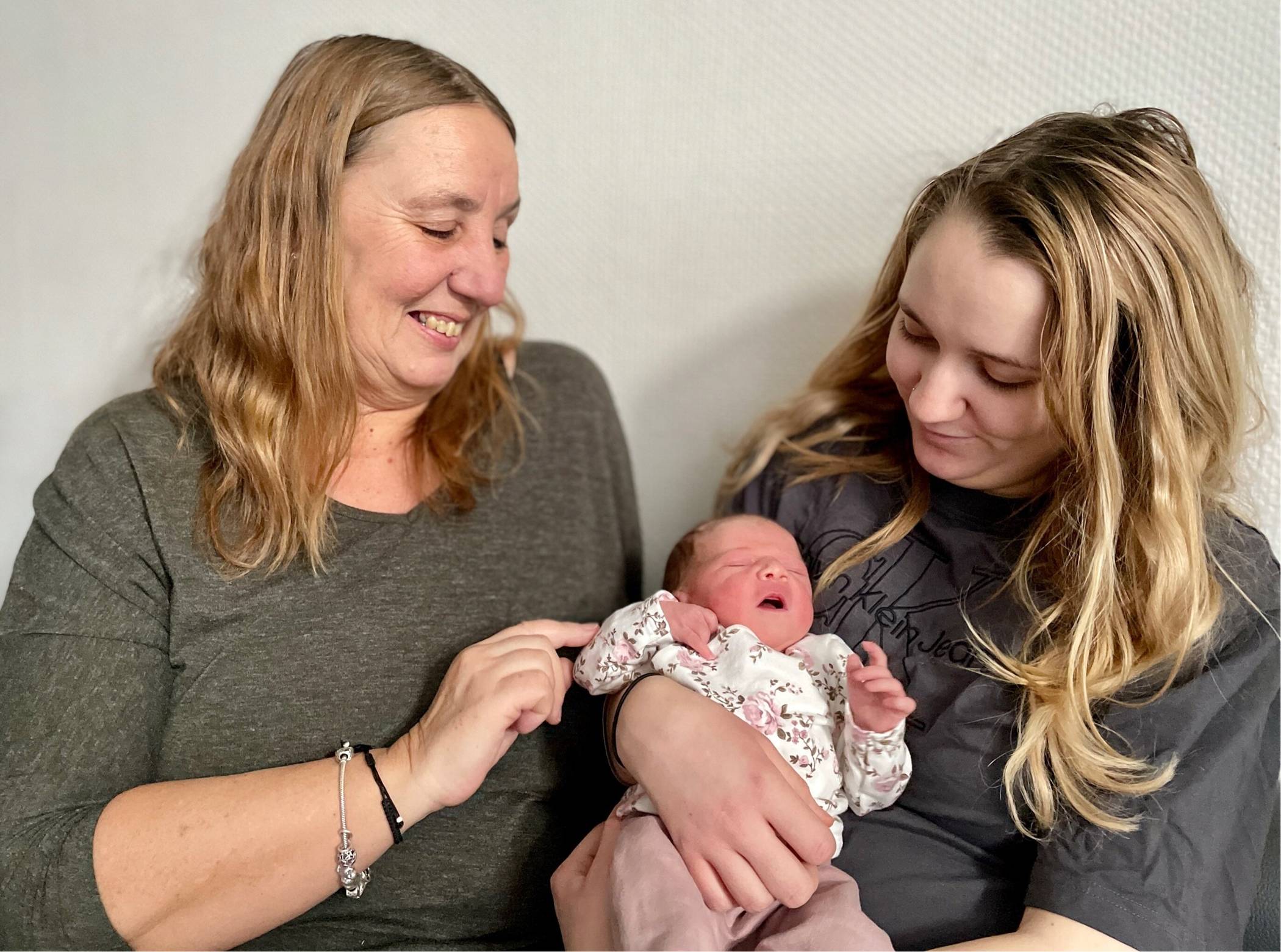 Die kleine Aaliyah mit ihrer stolzen Mutter Aylina Anker und Oma Birgit Anker.   
