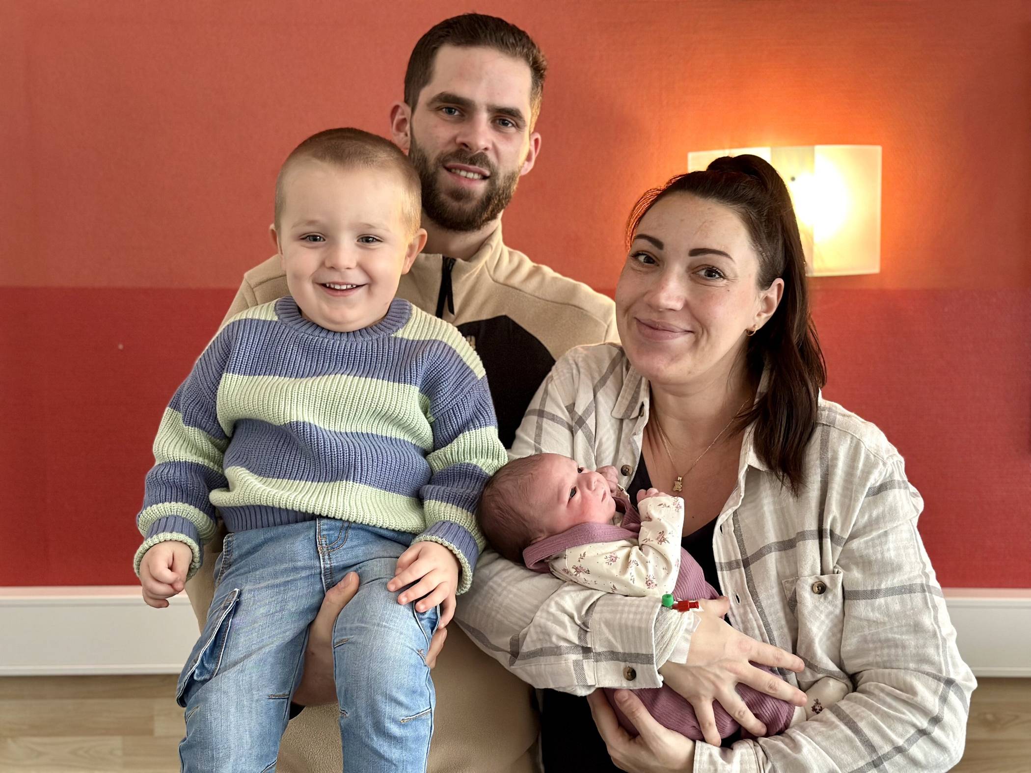 Charlene Crump  und Pascal Naumann mit Oskar (2) und der kleinen Lilly.    