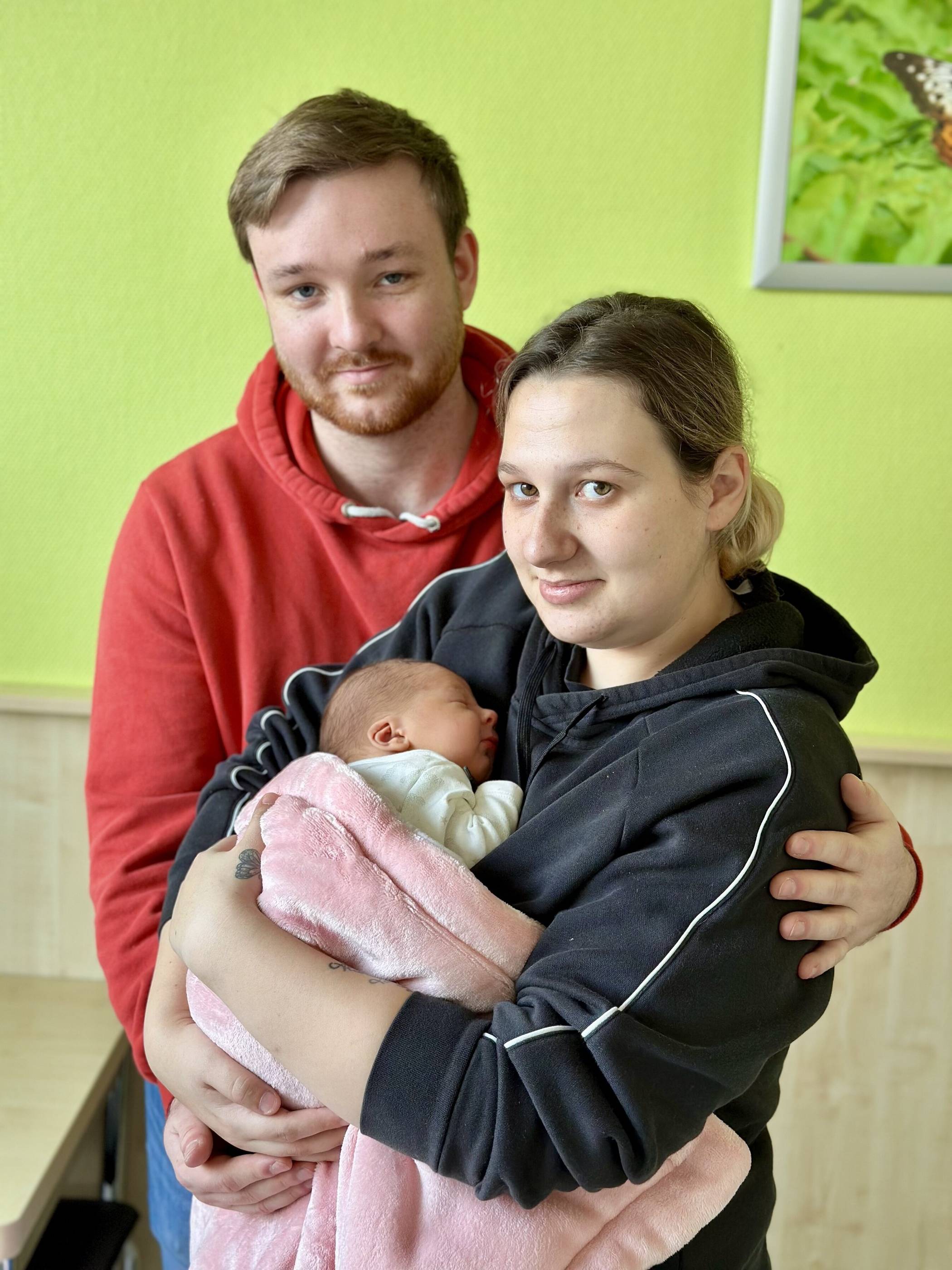  Angelina Hak und Jan-Luca Powileit glücklich mit ihrem ersten Kind, Melina Sophie Hak.  