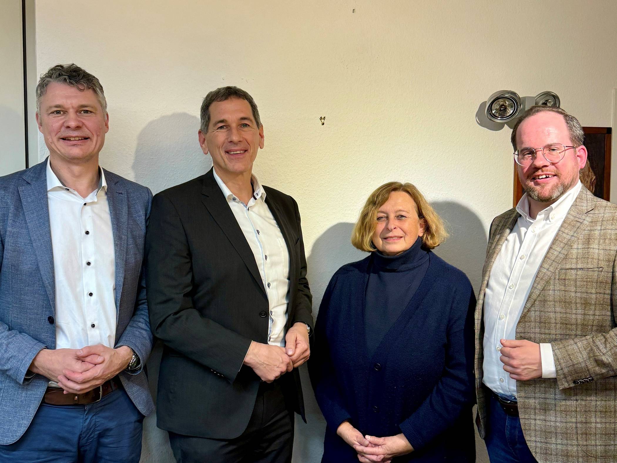 Dr. Jörg Geerlings MdL, Jens Kamieth MdL, Monika Mertens-Marl (bis Redaktionsschluss noch designierte Vorsitzende des Jugendhilfeausschusses) und Thomas Kaumanns (von links).   
