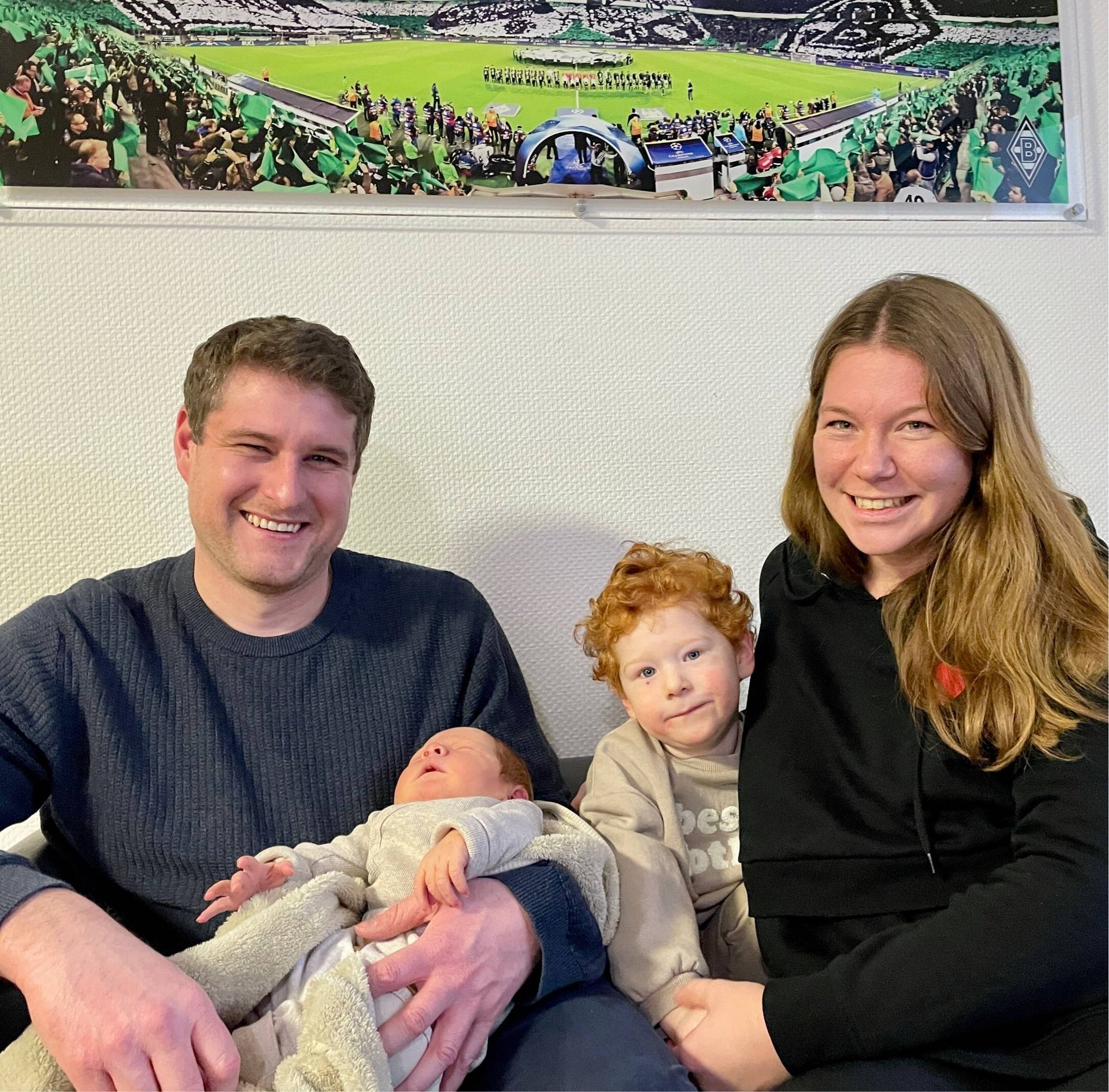  Maureen und Stephan Janßen mit Lenny (2) und dem kleinen Tom Maleo.  Foto: Lukaskrankenhaus  
