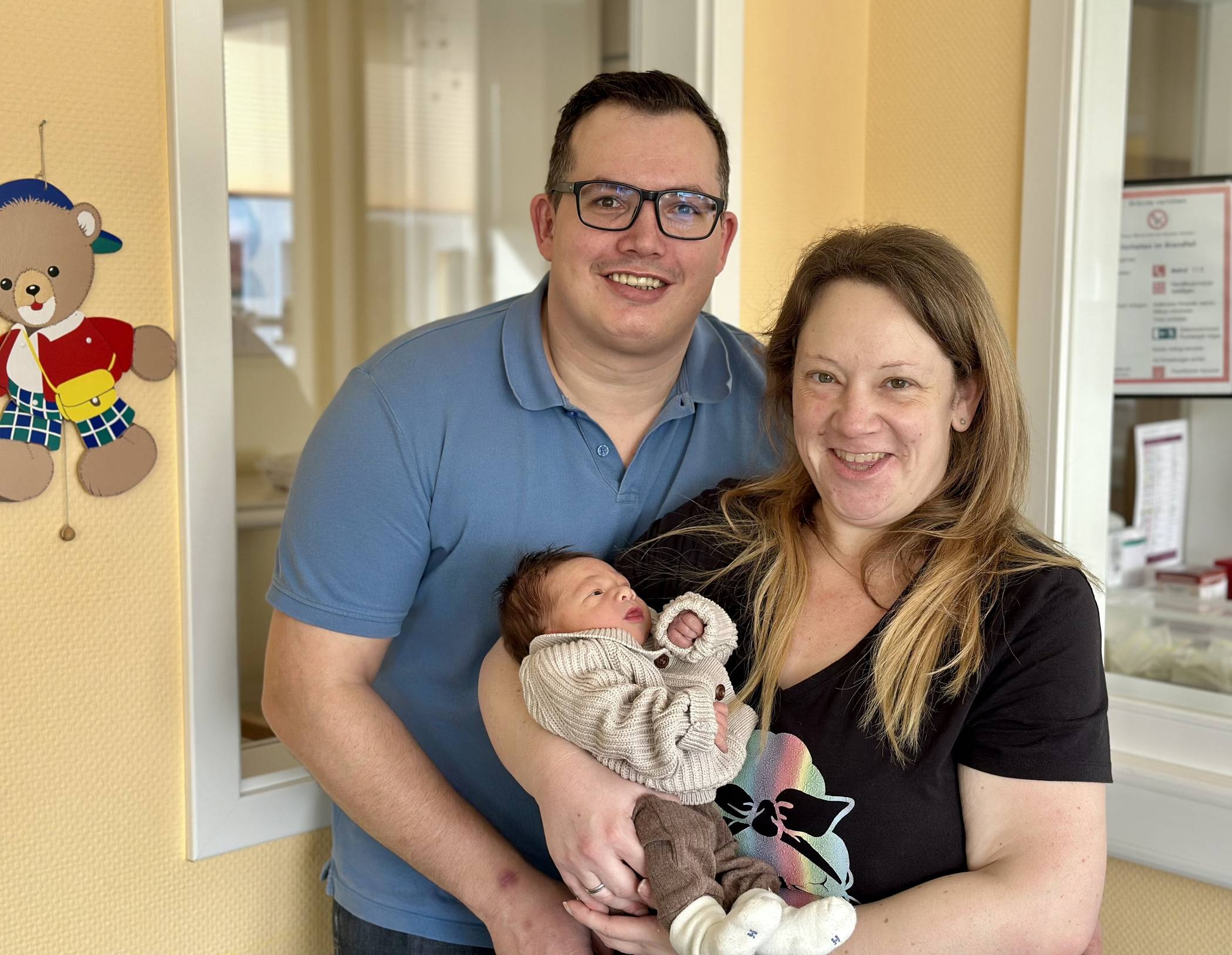  Die glücklichen Eltern Miriam und Markus Falk mit Matthis Henning. 