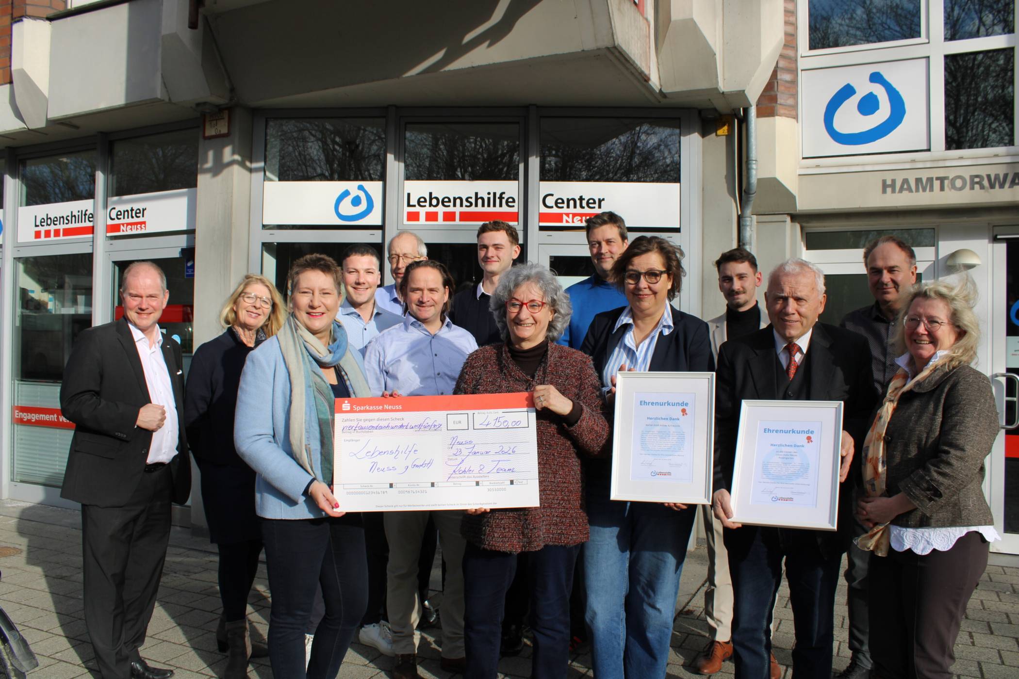  Bärbel Kohler hatte den Ehrenamtsstand auf dem Weihnachtsmarkt organisiert. Jetzt überreichte sie gemeinsam mit Freunden und Unterstützern einen symbolischen Spendenscheck in Höhe von 4.150 Euro an die Lebenshilfe.  