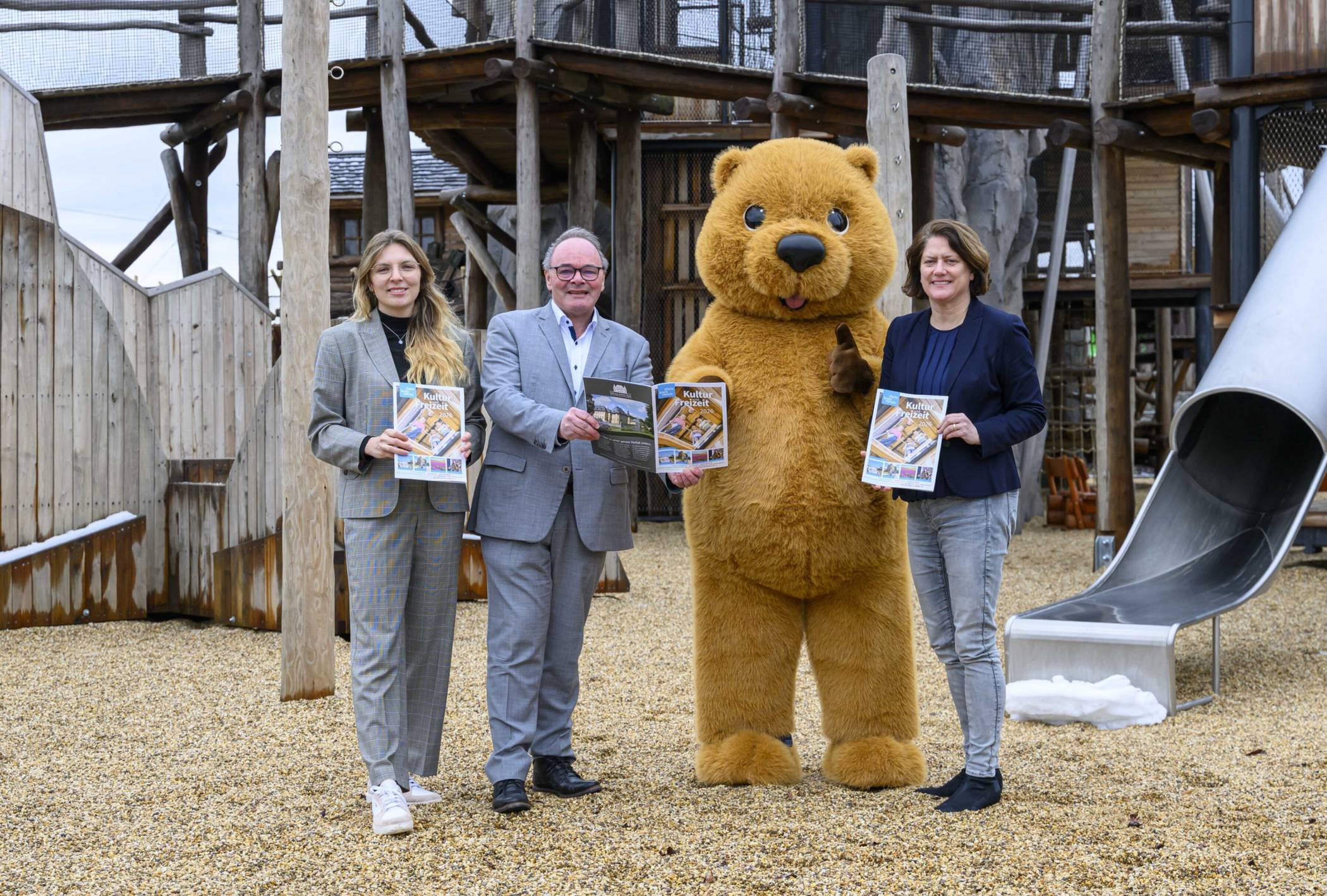 Landrätin Katharina Reinhold (r.) stellte die Publikation zusammen mit Robert Abts, Geschäftsführer und Leiter der impuls.RheinKreisNeuss Wirtschaftsförderung, und Tourismusförderin Cynthia May vor. 