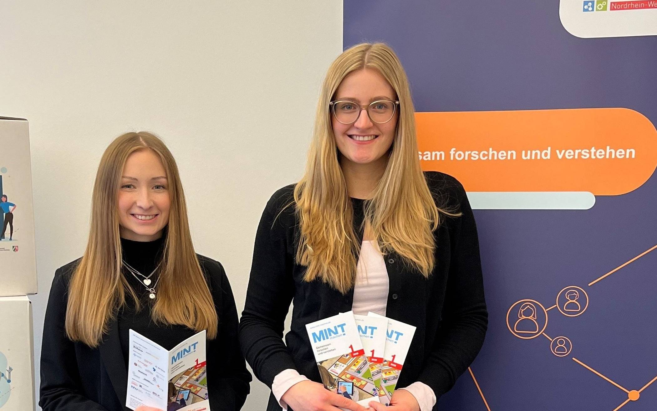 Neues Programm mit vielen Angeboten vorgelegt (von links): die zdi-Koordinatorinnen Jessica Schillings und Fiona Sauer vom Rhein-Kreis Neuss.  
