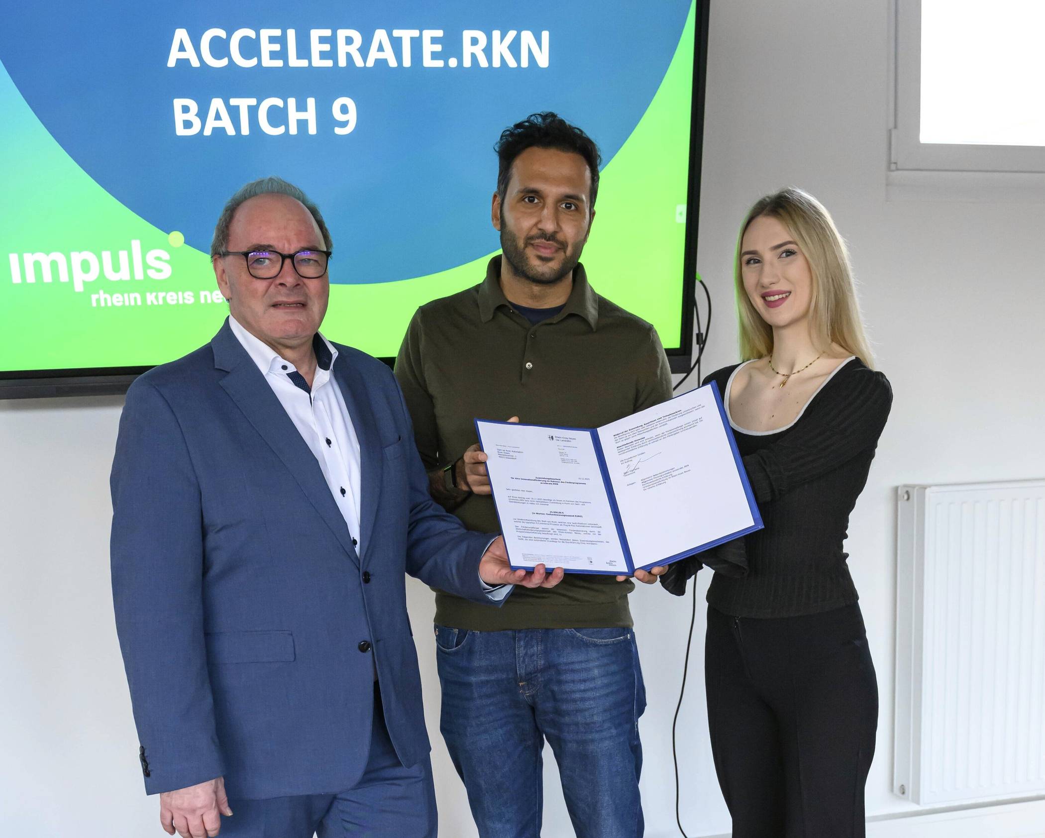 Bei der Übergabe des Förderbescheids (v.l.): Robert Abts, Noori Aslam und Elena Huth.   