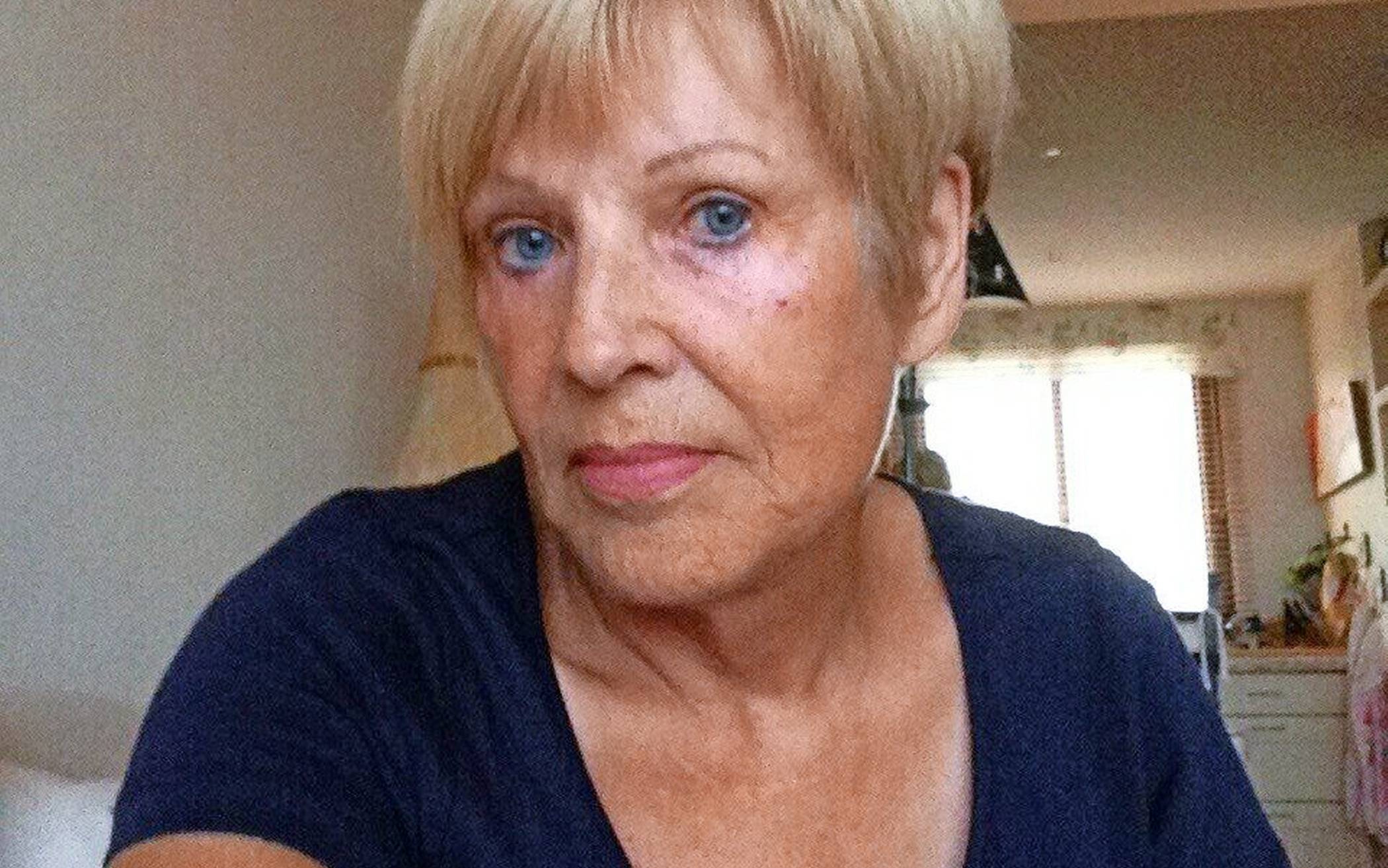 Almut Uppenkamp trauert um ihre tote Hündin.